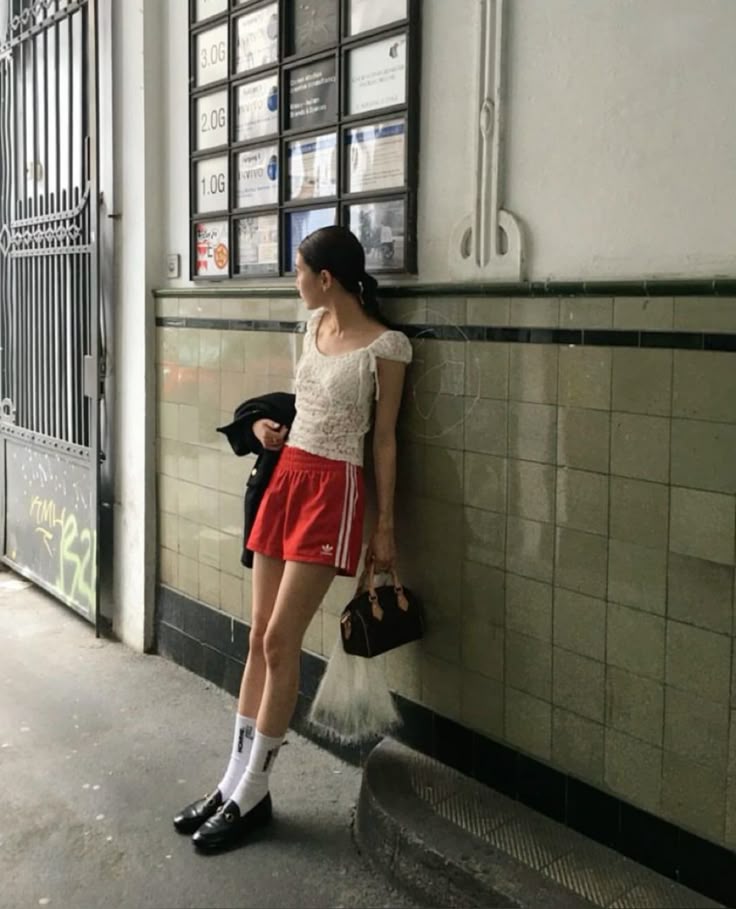 Quần shorts đang được hội “cool girl” nâng tầm: Mix đúng kiểu vừa mát vừa sang, mặc cả hè không chán- Ảnh 19.
