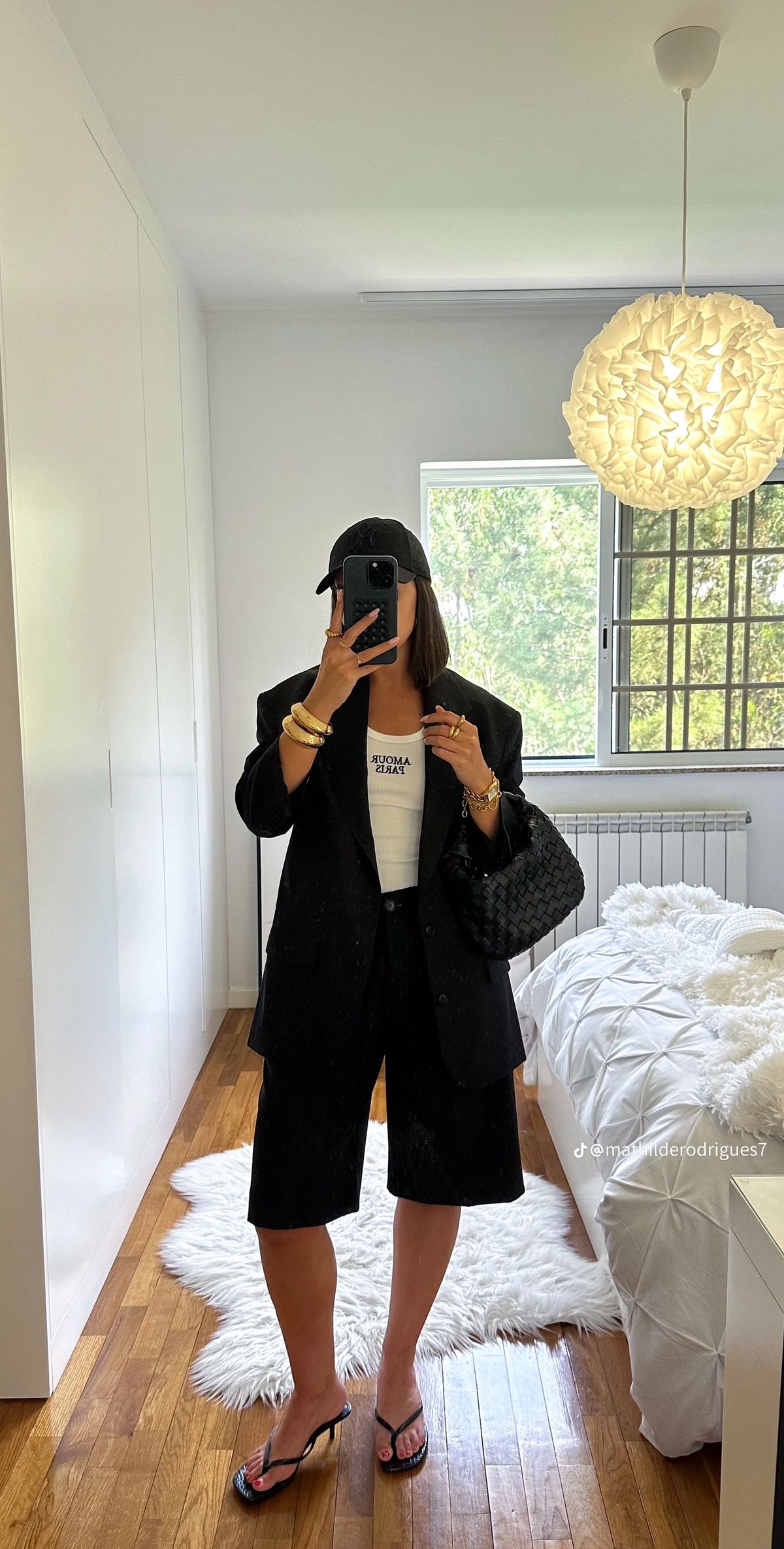 Quần shorts đang được hội “cool girl” nâng tầm: Mix đúng kiểu vừa mát vừa sang, mặc cả hè không chán- Ảnh 11.