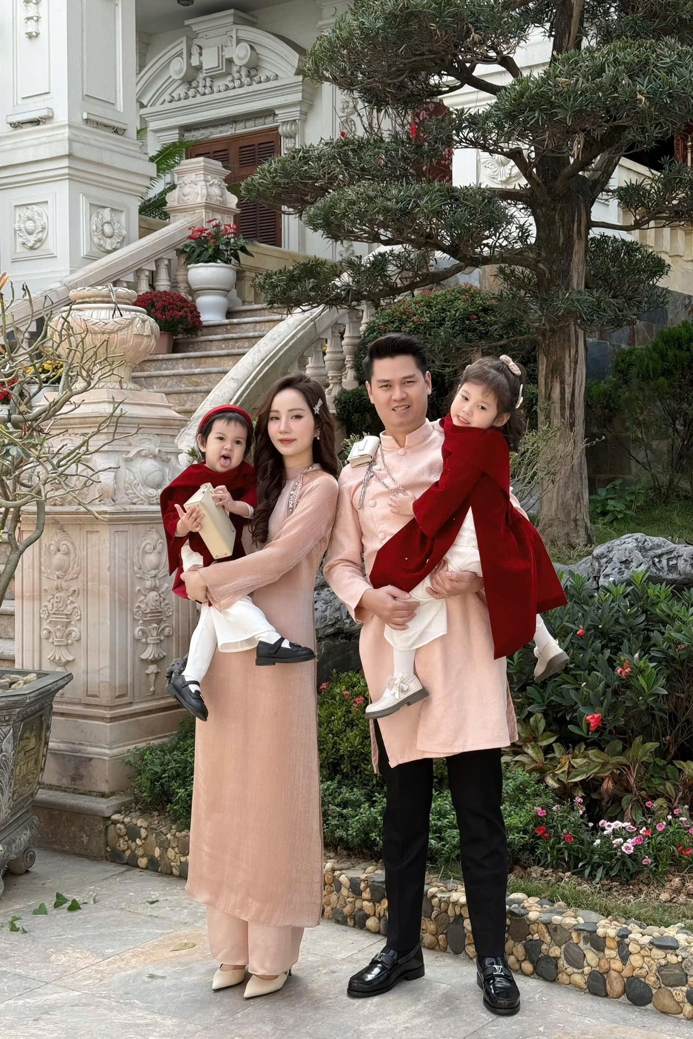 "Phú bà" 34 tuổi trẻ đẹp như gái 18: Được chồng yêu chiều, sống cuộc đời xa hoa trong dinh thự Sài thành lộng lẫy- Ảnh 4.