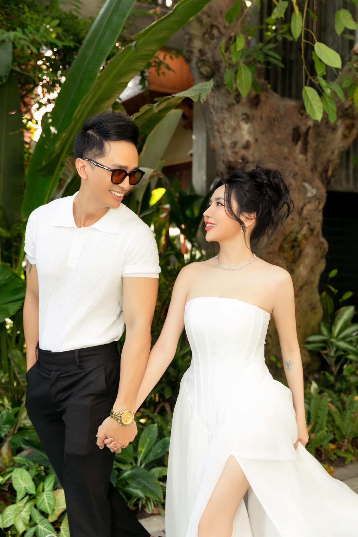 Đằng sau bộ ảnh cưới độc lạ khiến MXH rần rần: Chú rể điển trai dành cả một thập kỷ chờ cái gật đầu của "bà trùm nông sản"- Ảnh 18.