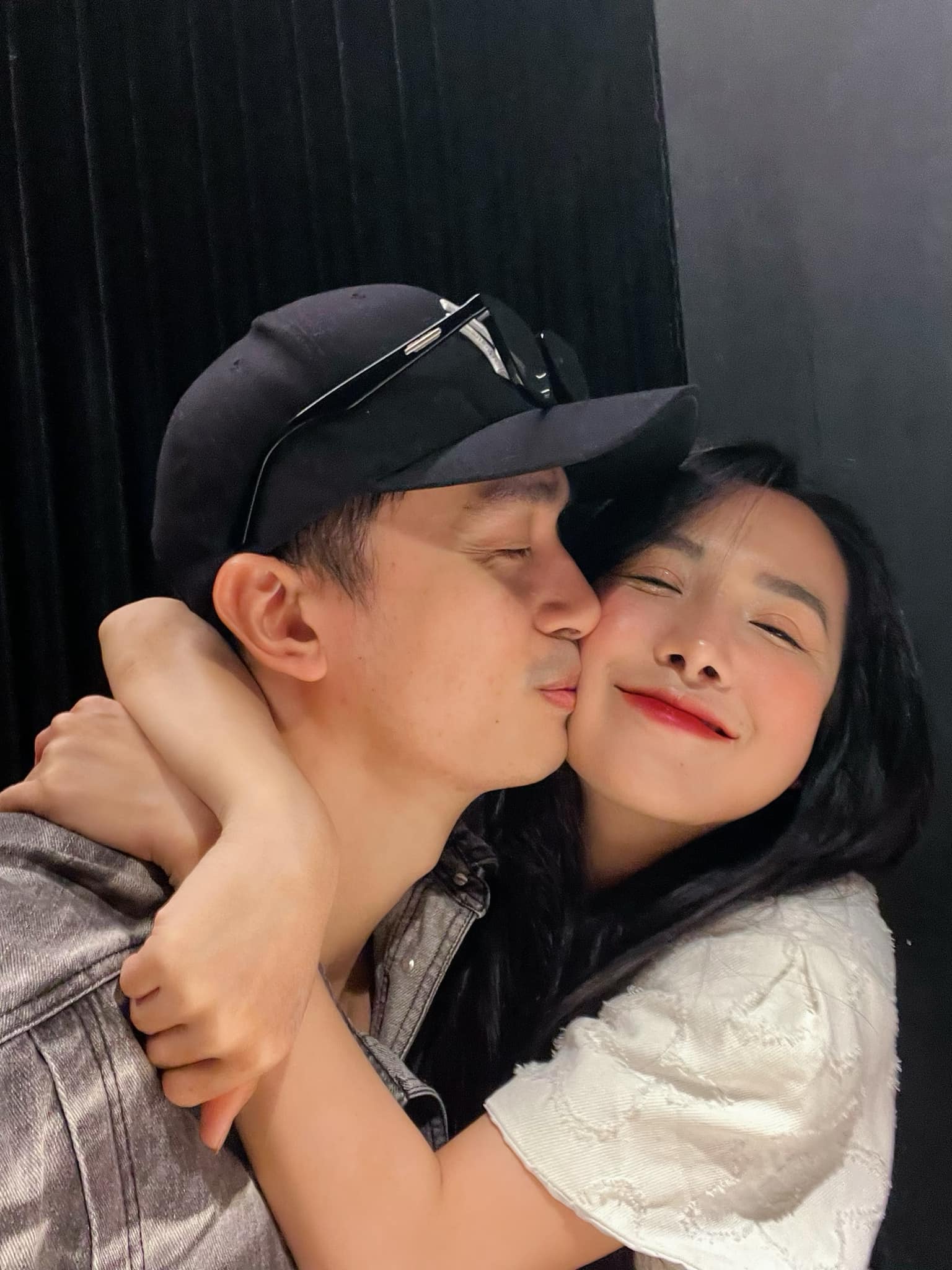 Đằng sau bộ ảnh cưới độc lạ khiến MXH rần rần: Chú rể điển trai dành cả một thập kỷ chờ cái gật đầu của "bà trùm nông sản"- Ảnh 16.