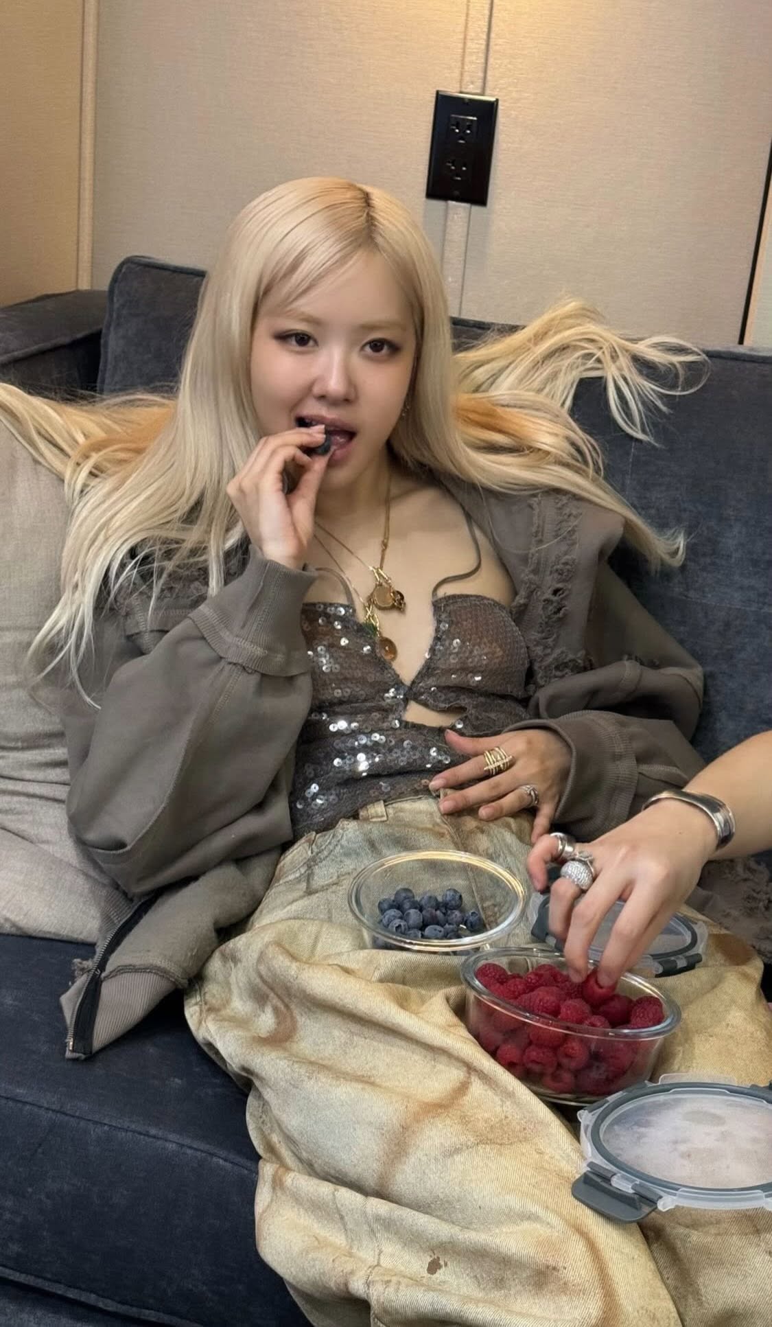 Chiếc quần "thần thánh" của Việt Nam đến tay Jung Kook 1 năm sau khi Rosé "khơi mào"- Ảnh 8.