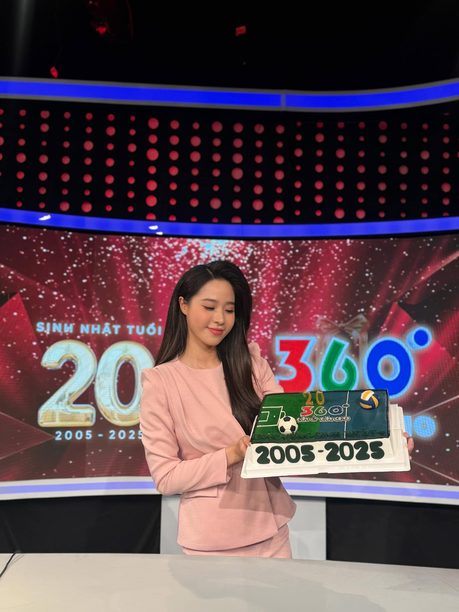 Đầu quân cho VTV sau khi lọt top 10 Hoa hậu, mỹ nhân 1m73 nay dẫn Nóng cùng World Cup: Visual khó đoán tuổi- Ảnh 5. Đầu quân cho VTV sau khi lọt top 10 Hoa hậu, mỹ nhân 1m73 nay dẫn Nóng cùng World Cup: Visual khó đoán tuổi- Ảnh 5.