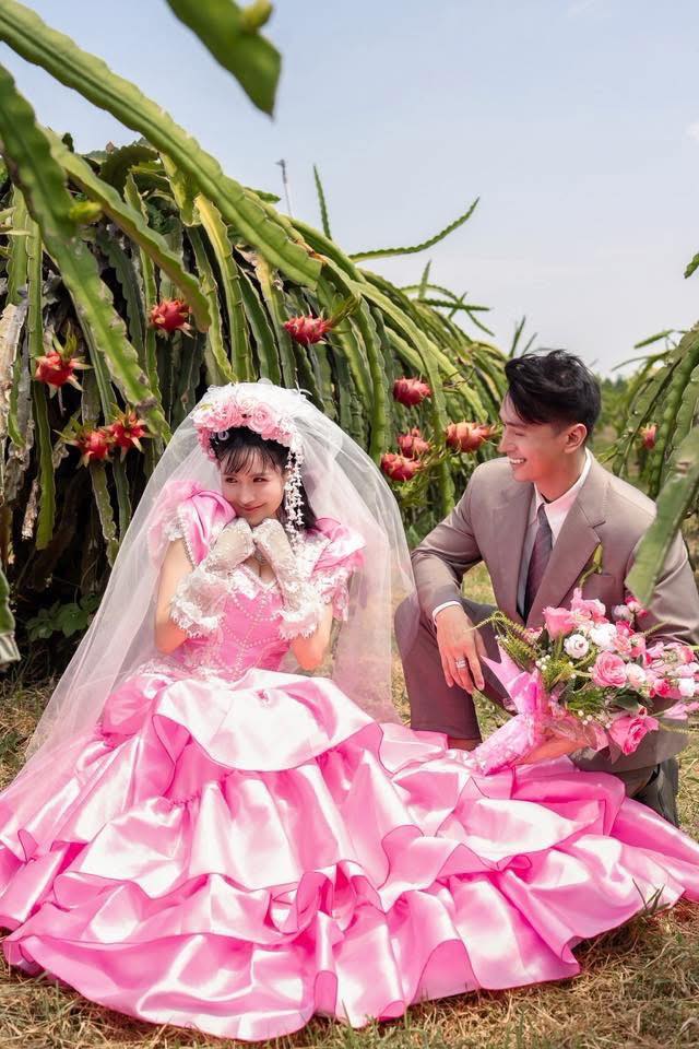 Đằng sau bộ ảnh cưới độc lạ khiến MXH rần rần: Chú rể điển trai dành cả một thập kỷ chờ cái gật đầu của "bà trùm nông sản"- Ảnh 3.