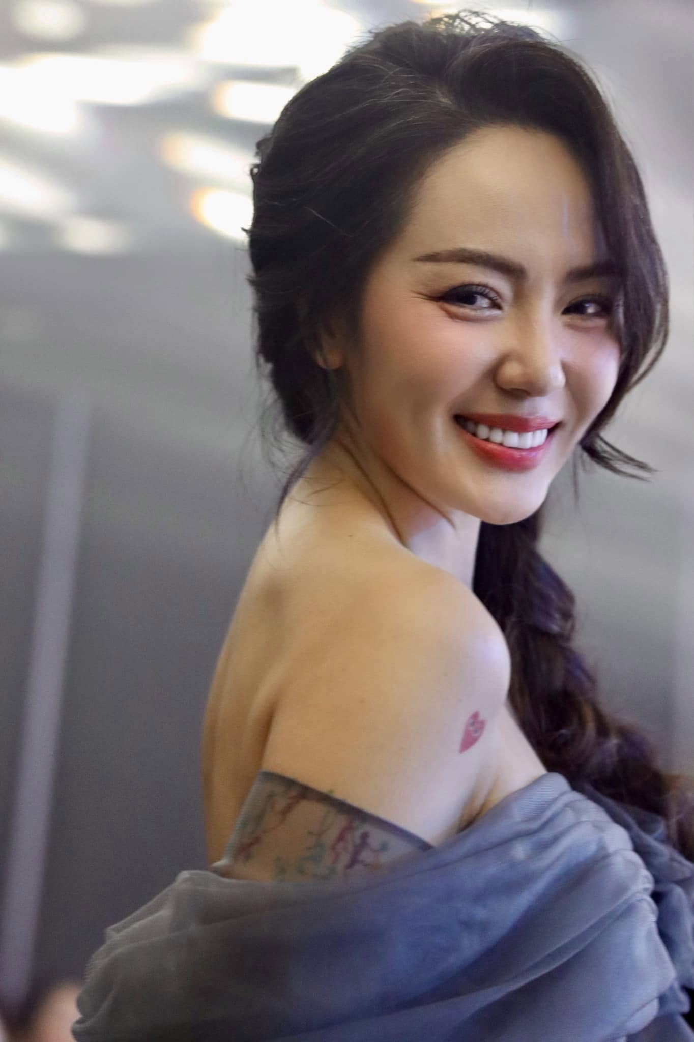 Nữ ca sĩ Việt lộ mảng tóc bạc trắng, nhan sắc ngoài 40 gây sốc- Ảnh 8.