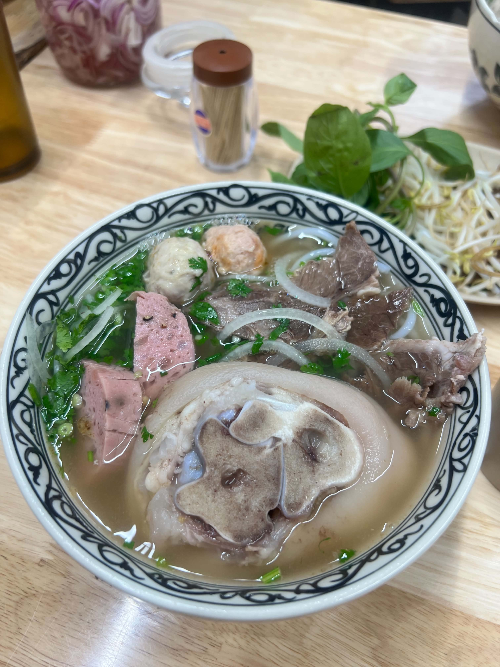 Lương bao nhiêu mới đủ sống khi đi làm tại khu trung tâm ở Hà Nội - TP.HCM? Chỉ bữa cơm trưa đã ngốn 80.000 đồng- Ảnh 1.