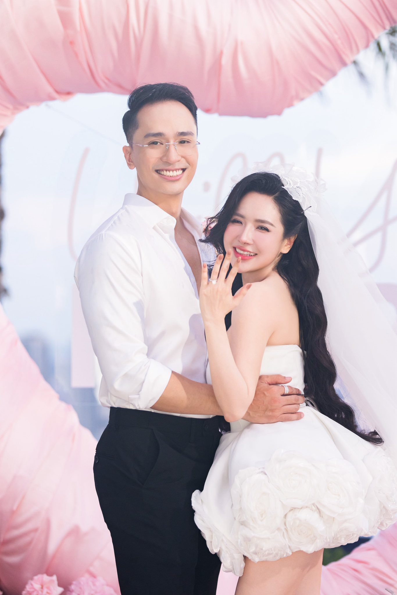 Đằng sau bộ ảnh cưới độc lạ khiến MXH rần rần: Chú rể điển trai dành cả một thập kỷ chờ cái gật đầu của "bà trùm nông sản"- Ảnh 20.