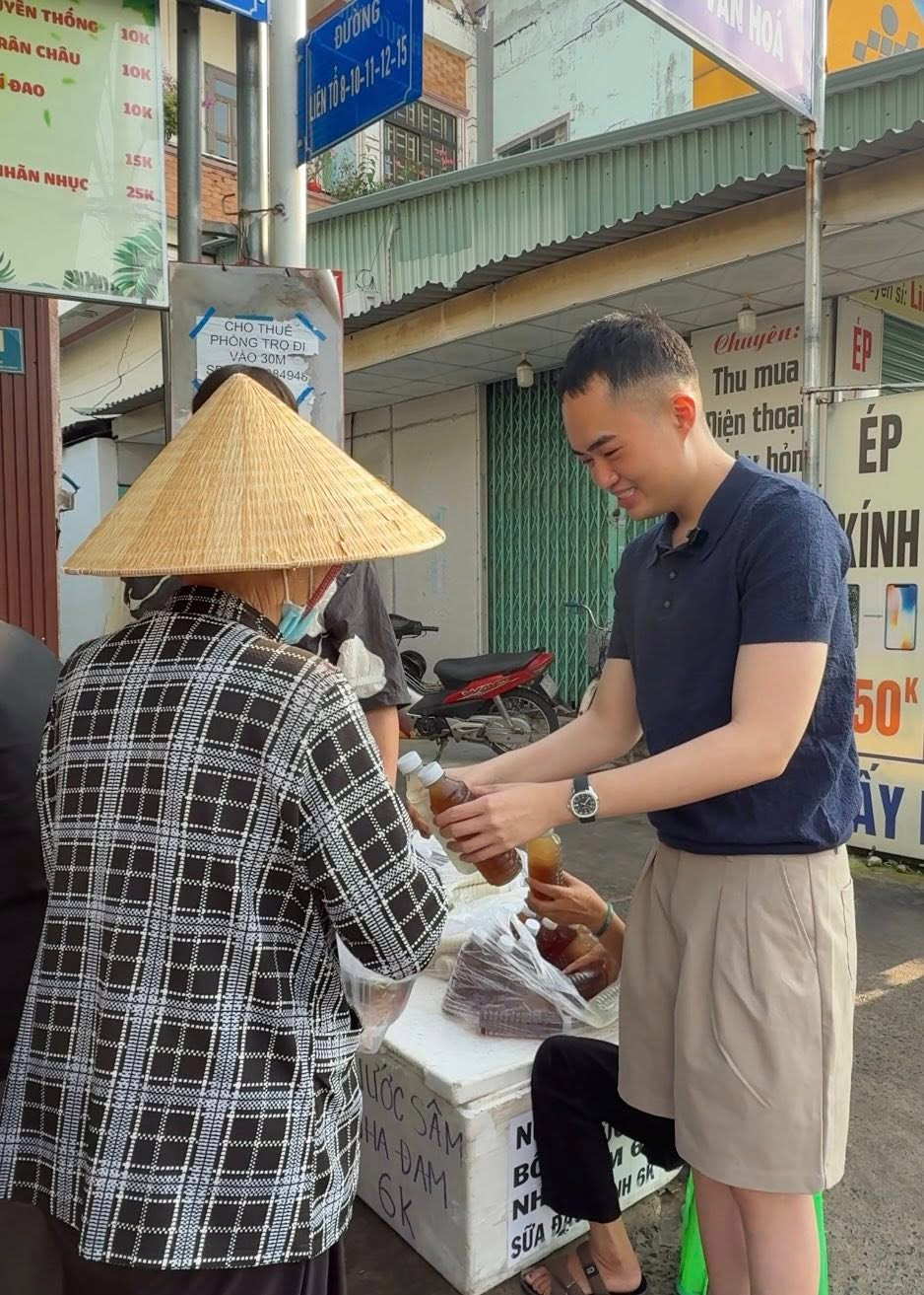 Khách Tây đến Việt Nam, từ chối chụp ảnh với chàng trai tình cờ gặp ở gánh hàng rong: Biết ra danh tính thì bất ngờ - Ảnh 6.