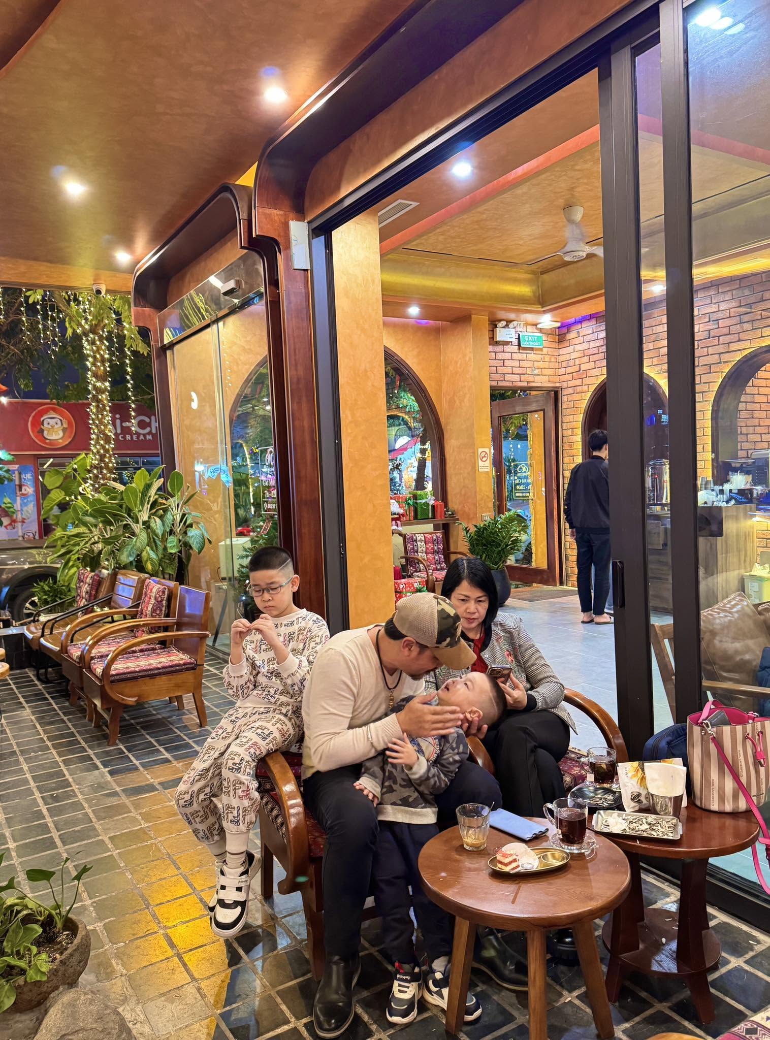 Ông trùm ma túy trên phim giờ vàng VTV, ngoài đời thực là trung tá công an: Cưới vợ đẹp làm sếp ngân hàng, sinh 4 con- Ảnh 8.