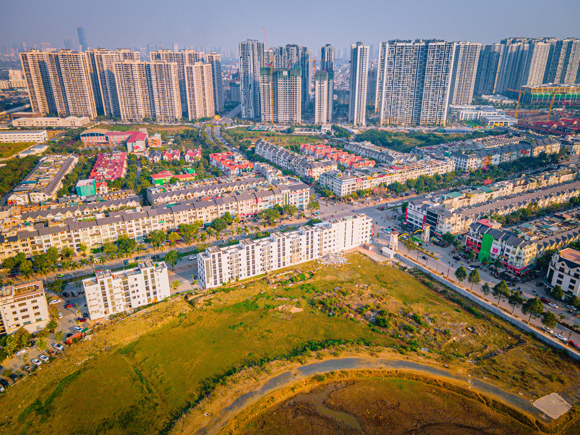 So sánh “đại bản doanh” của Vinhomes và Sun Group: Nơi có hơn 20 dự án, nơi lập đế chế du lịch – hạ tầng - Ảnh 5.