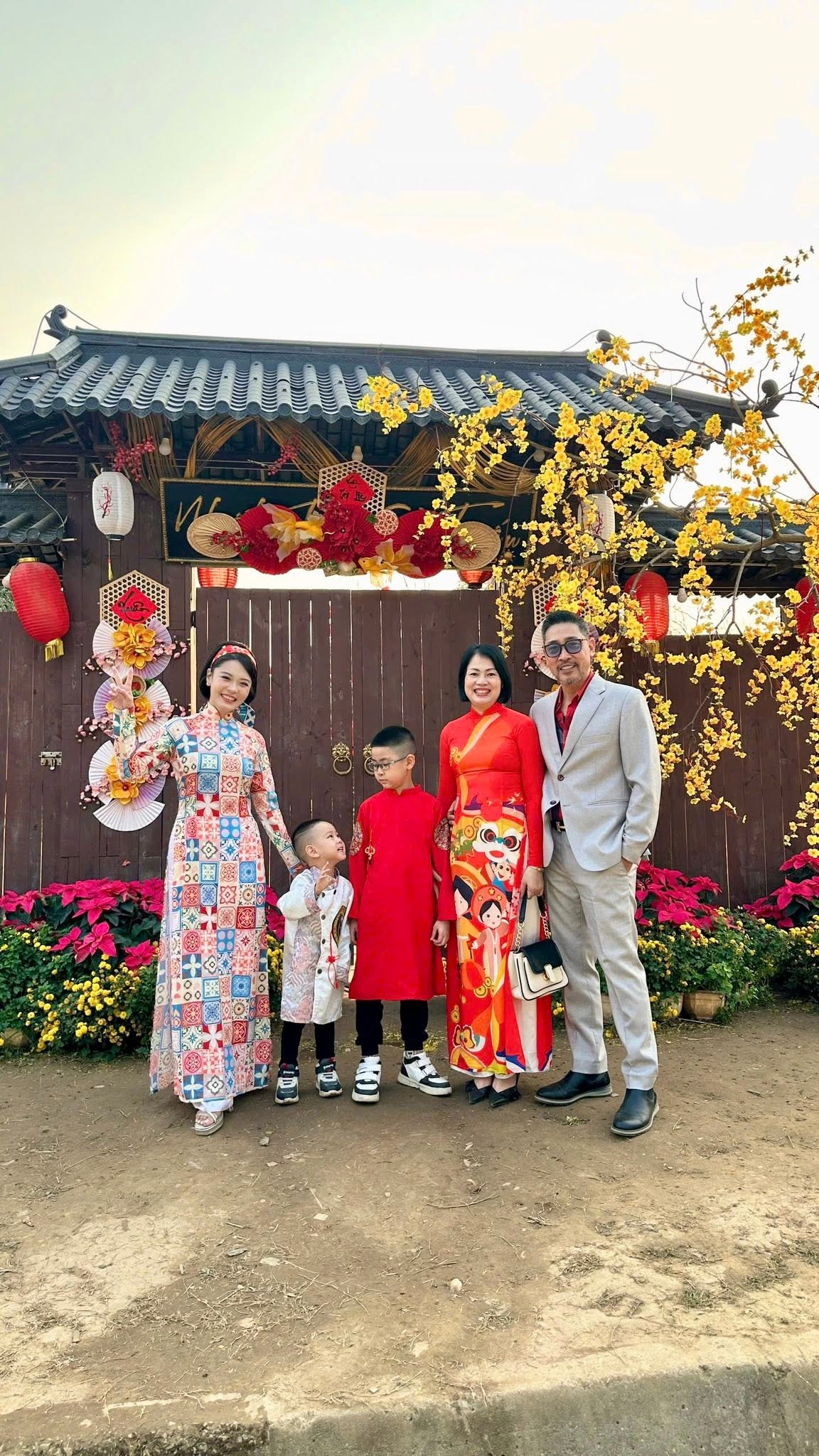 Ông trùm ma túy trên phim giờ vàng VTV, ngoài đời thực là trung tá công an: Cưới vợ đẹp làm sếp ngân hàng, sinh 4 con- Ảnh 5.