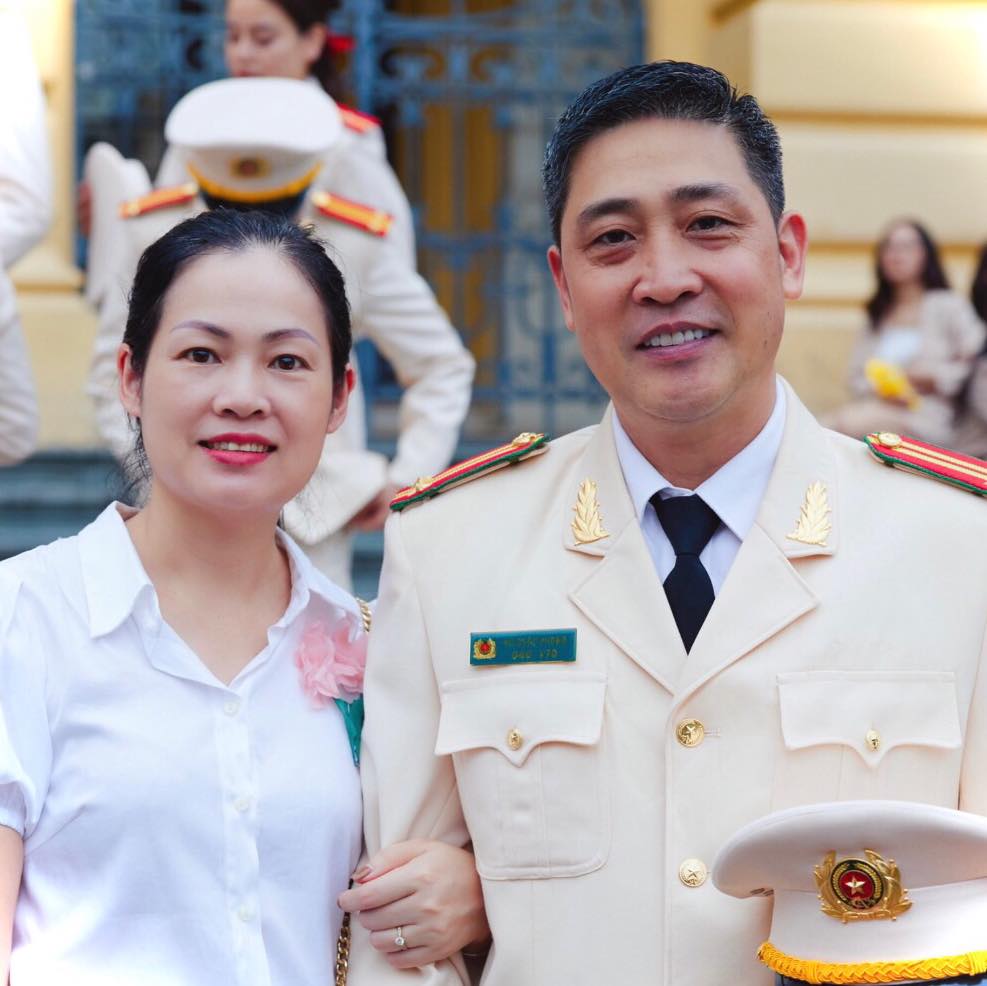 Ông trùm ma túy trên phim giờ vàng VTV, ngoài đời thực là trung tá công an: Cưới vợ đẹp làm sếp ngân hàng, sinh 4 con- Ảnh 4.