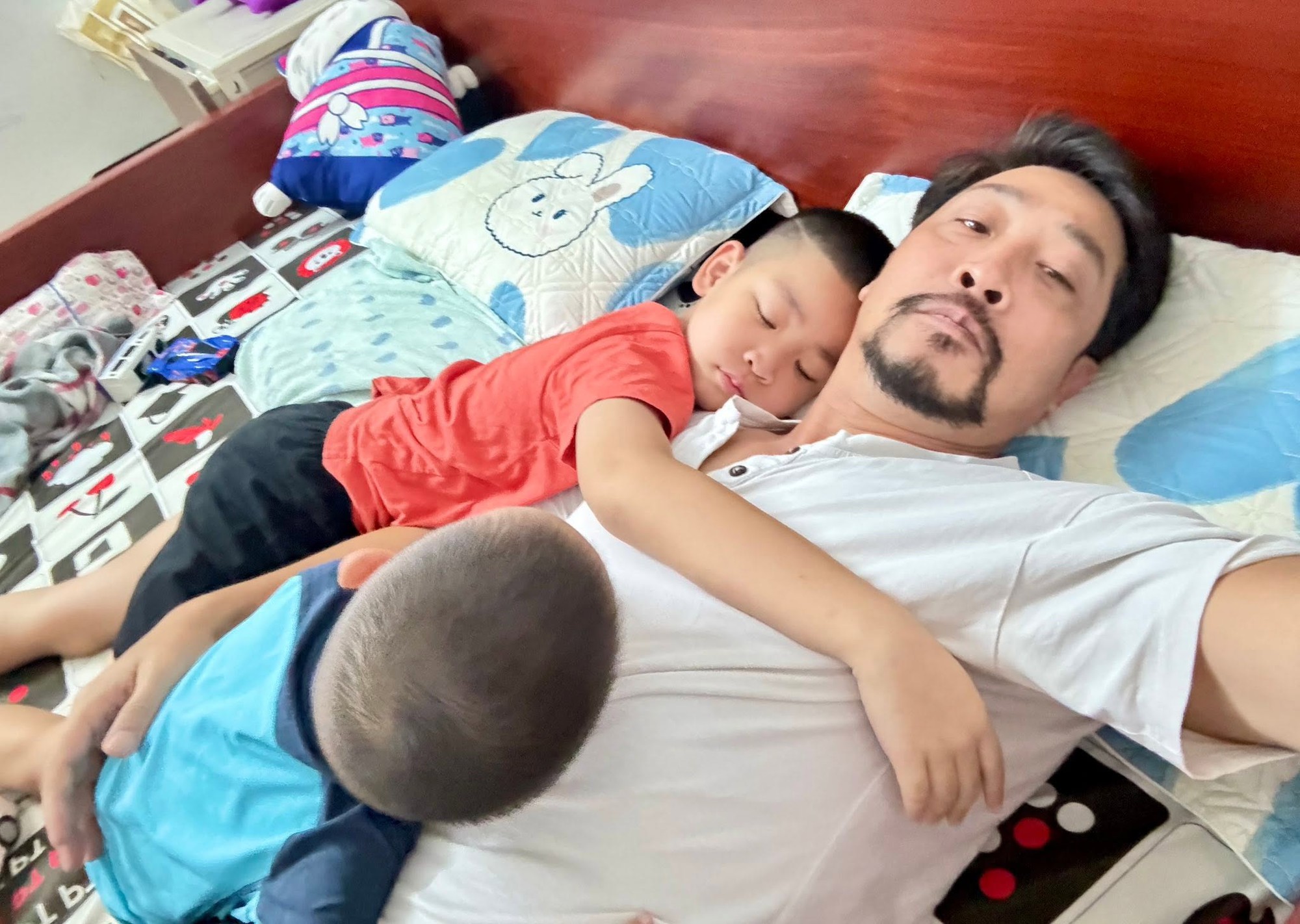 Ông trùm ma túy trên phim giờ vàng VTV, ngoài đời thực là trung tá công an: Cưới vợ đẹp làm sếp ngân hàng, sinh 4 con- Ảnh 9.