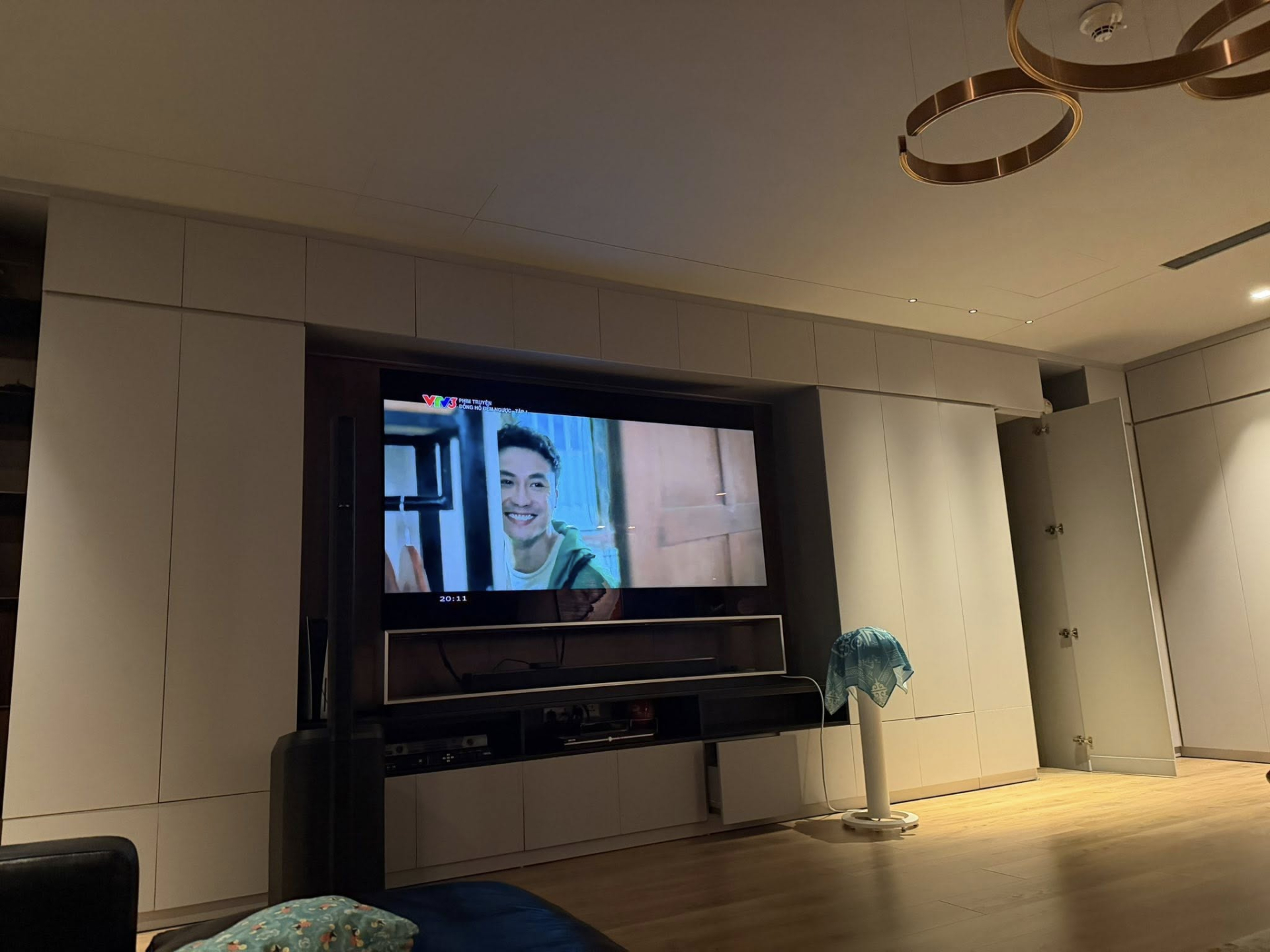 Nam MC cưới cô tiếp viên hàng không kém 8 tuổi: Mua đứt penthouse tặng vợ, độ cưng chiều ngang tổng tài ngôn tình- Ảnh 6.