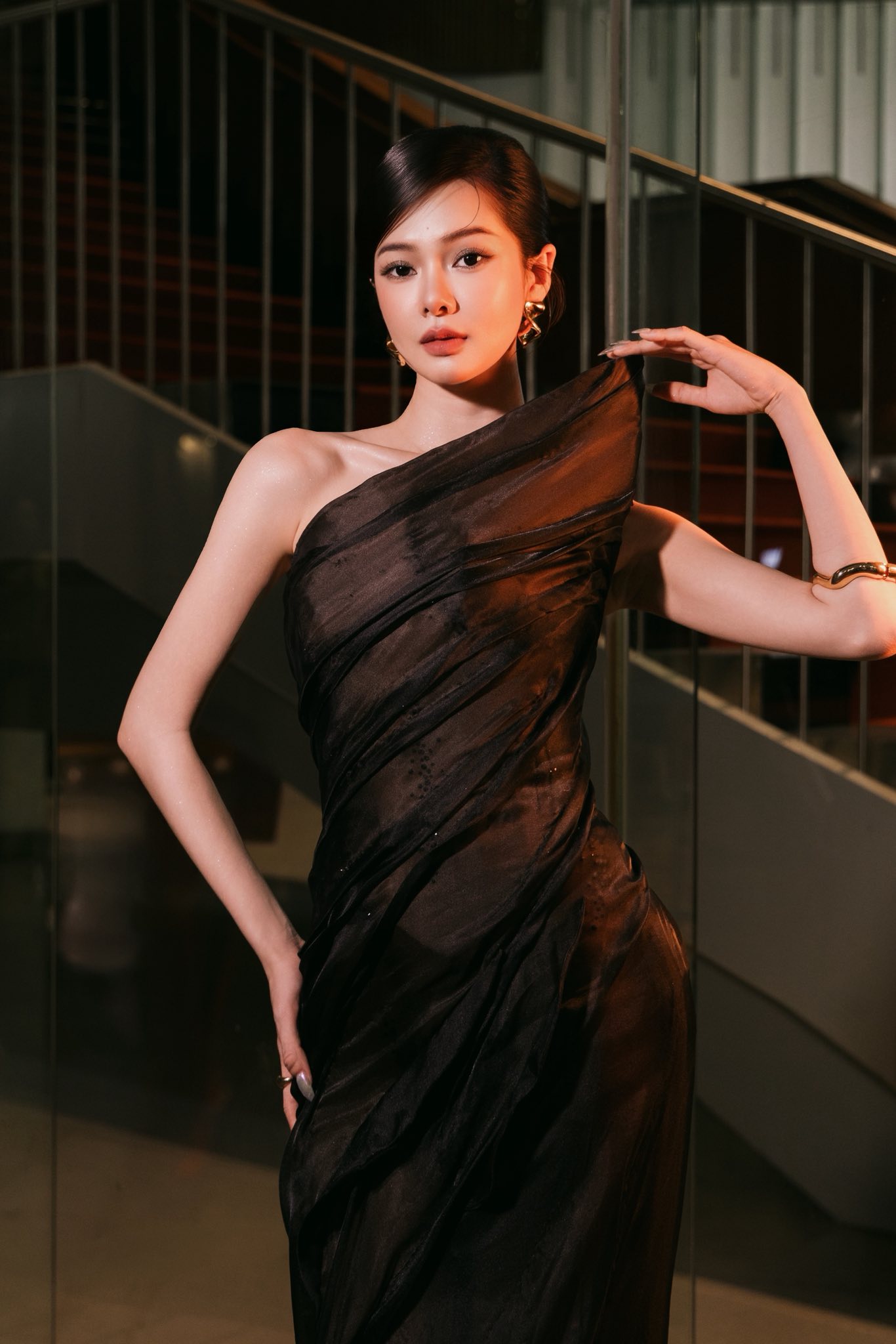 Tóm dính cặp đôi nhạc sĩ - diễn viên Vbiz nắm tay nhau quấn quýt không rời, từ đằng sau đã thấy tình phát hờn- Ảnh 4.