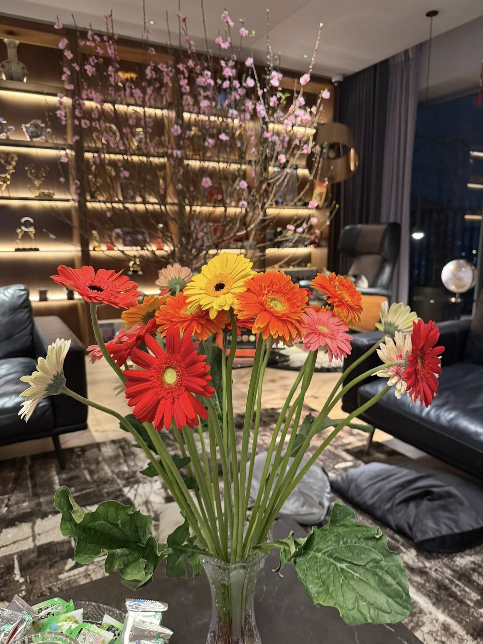 Nam MC cưới cô tiếp viên hàng không kém 8 tuổi: Mua đứt penthouse tặng vợ, độ cưng chiều ngang tổng tài ngôn tình- Ảnh 7.