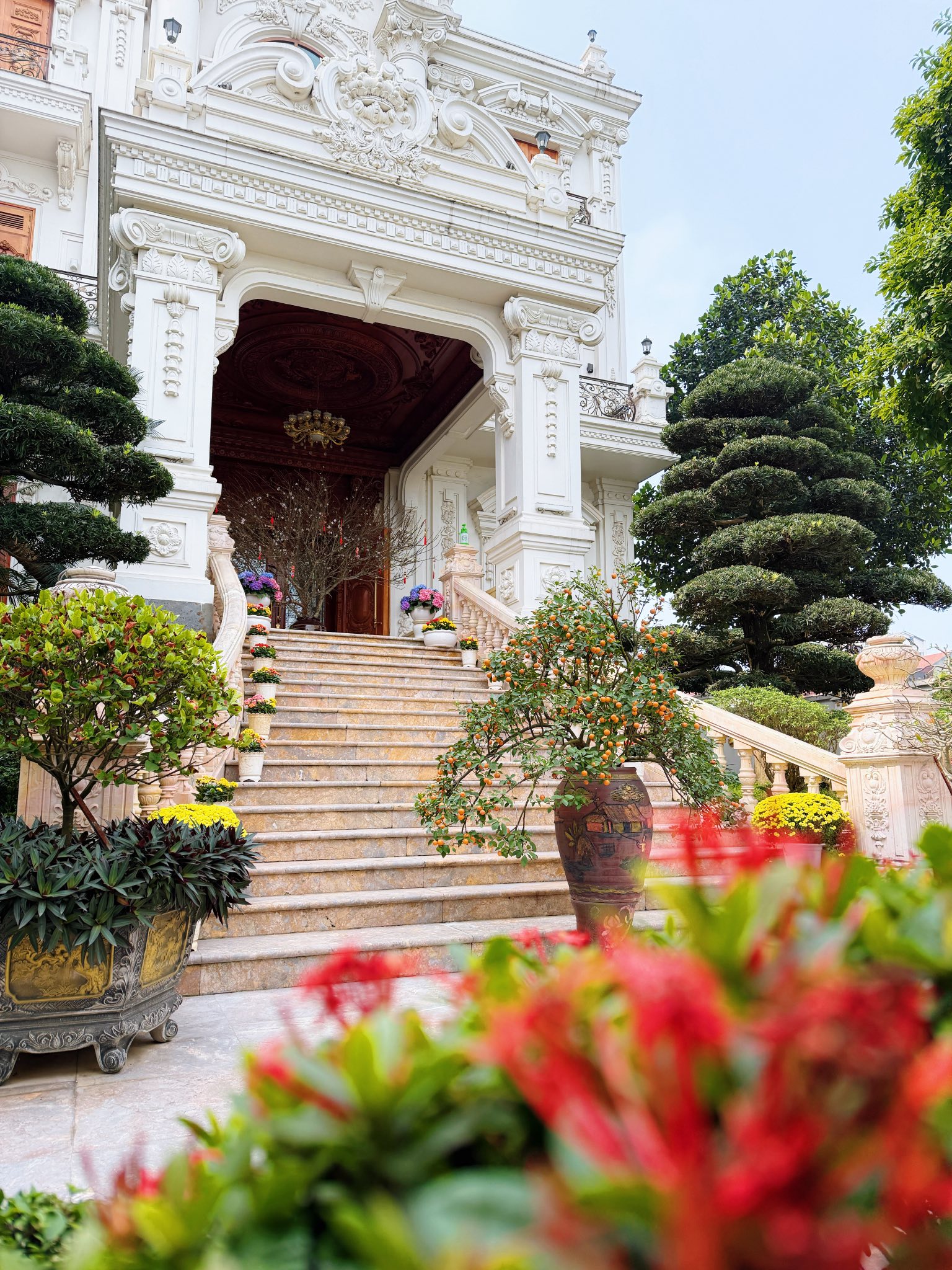 "Phú bà" 34 tuổi trẻ đẹp như gái 18: Được chồng yêu chiều, sống cuộc đời xa hoa trong dinh thự Sài thành lộng lẫy- Ảnh 2.
