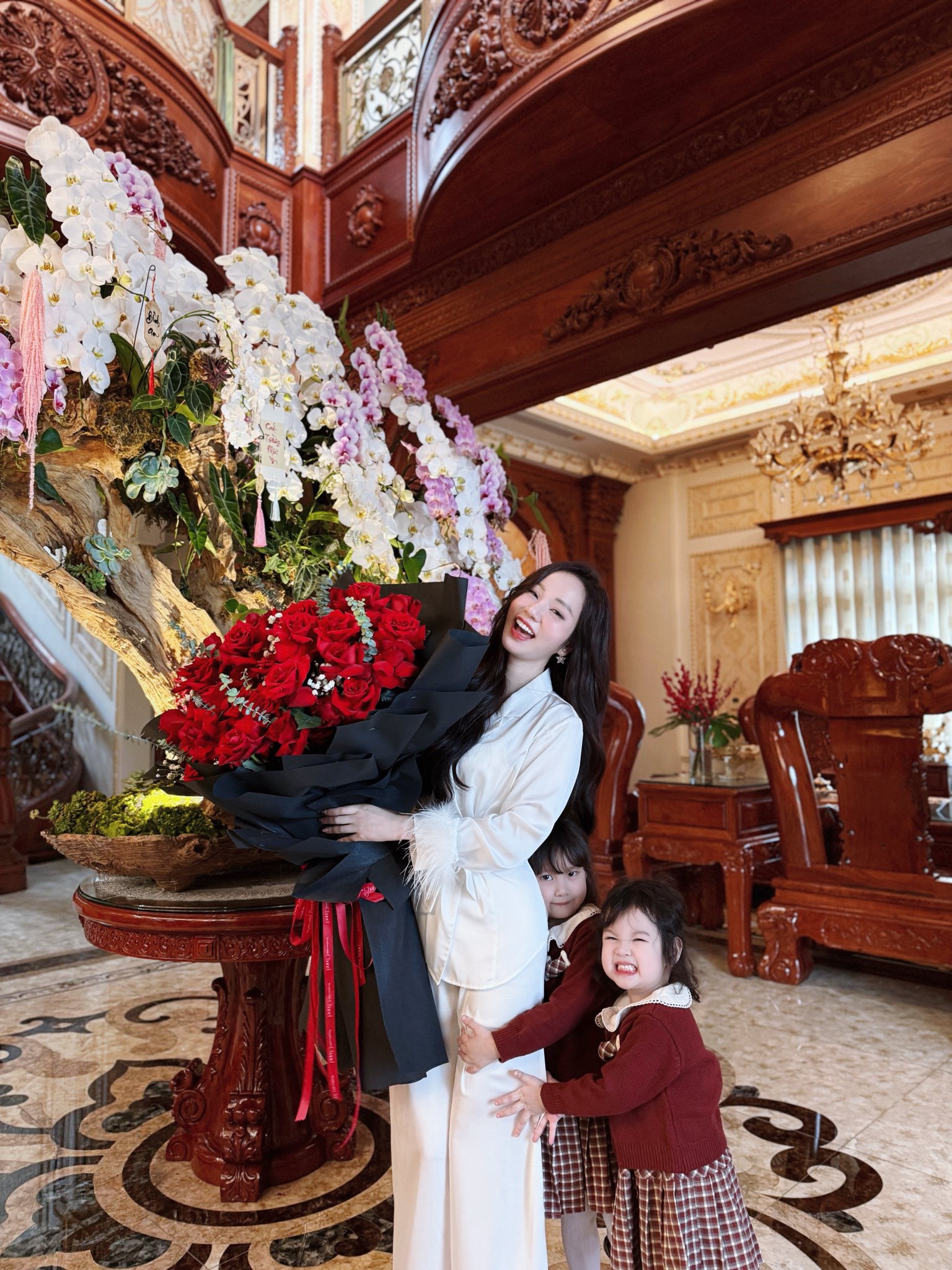 "Phú bà" 34 tuổi trẻ đẹp như gái 18: Được chồng yêu chiều, sống cuộc đời xa hoa trong dinh thự Sài thành lộng lẫy- Ảnh 5.
