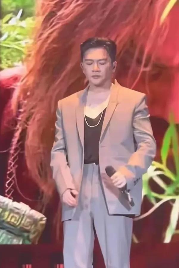 Ngoại hình gây sốc của "Ngũ A Ca" Tô Hữu Bằng, nhìn mái tóc bổ luống, hai má thâm xì mà choáng - Ảnh 5.