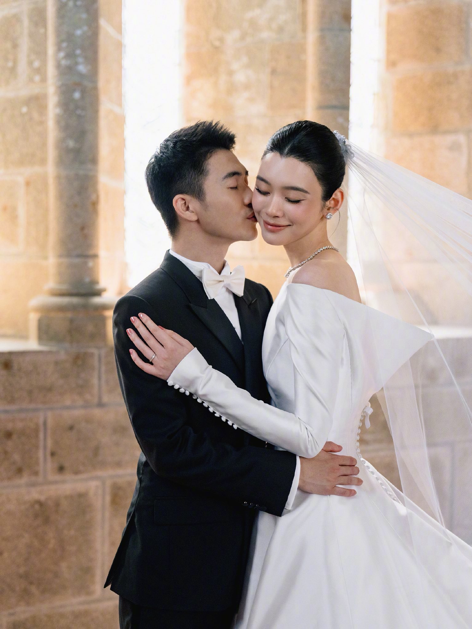 Đám cưới thượng lưu 1.000 tỷ hot nhất showbiz hôm nay bị 