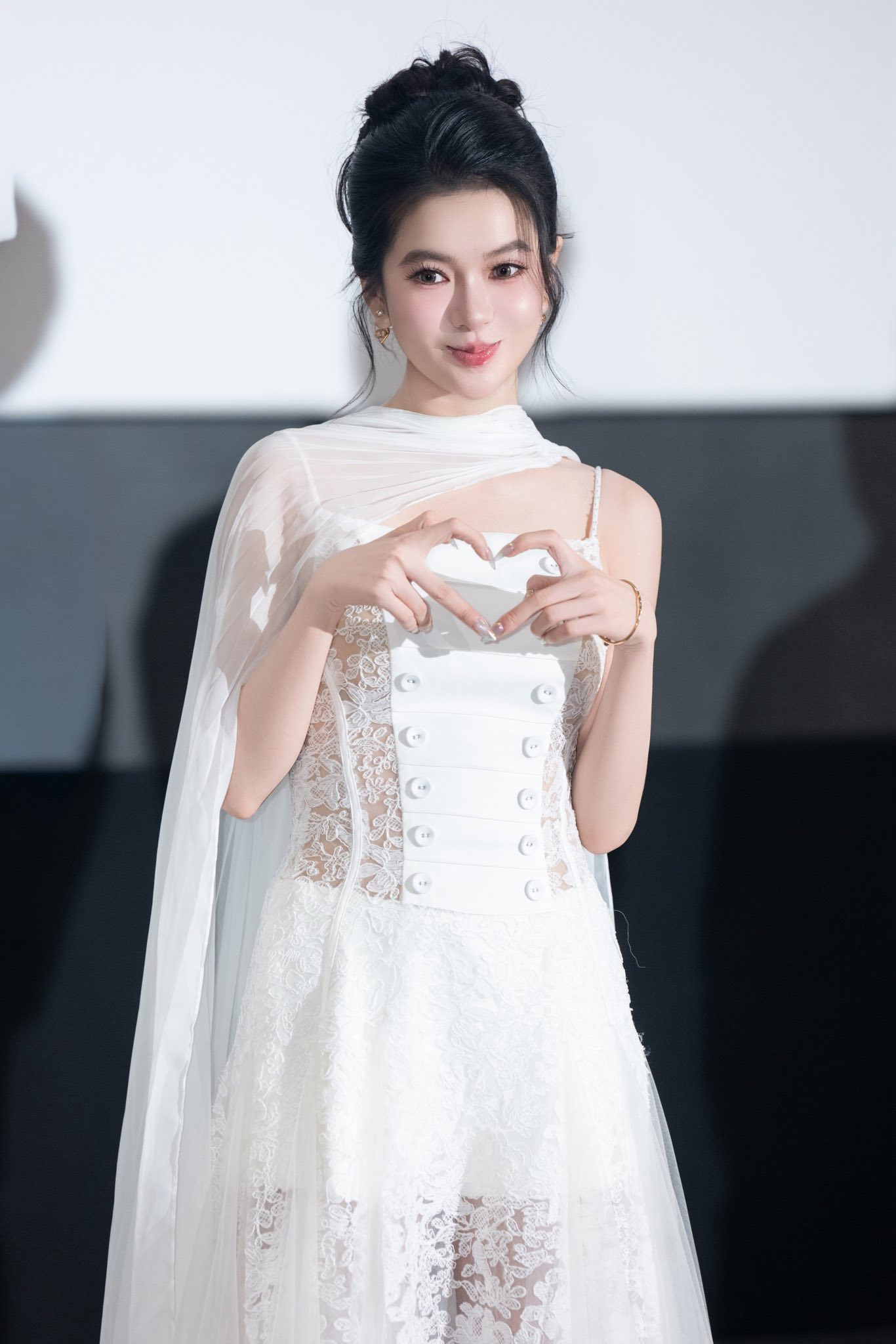 Yên Đan lộ ảnh nắm tay tình tứ với bố đơn thân nổi tiếng showbiz, hơn nhau cả con giáp - Ảnh 9.