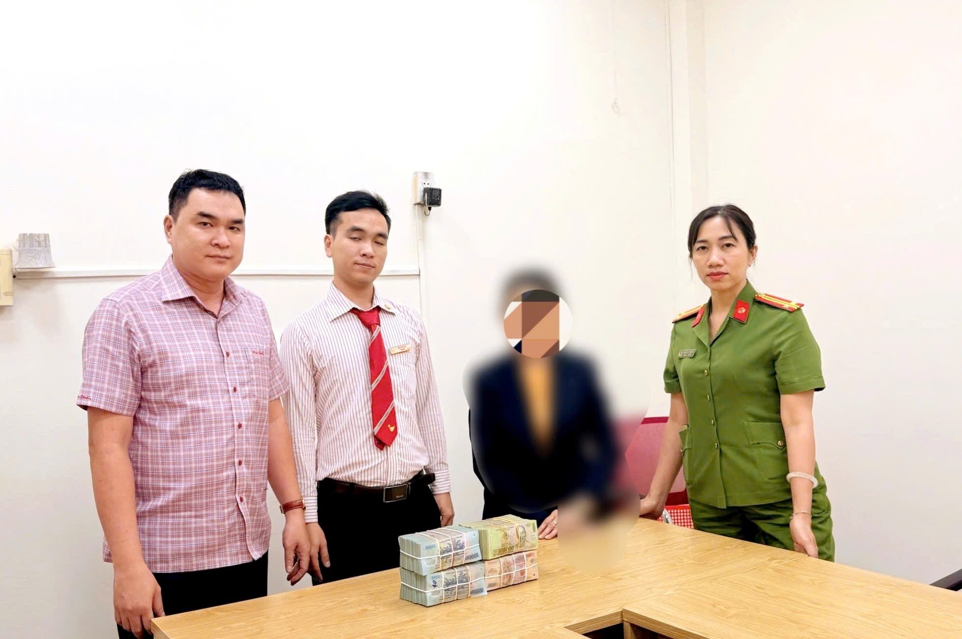 Chiêu lừa đảo qua mạng xã hội khiến người phụ nữ suýt mất tiền tỉ - Ảnh 1.