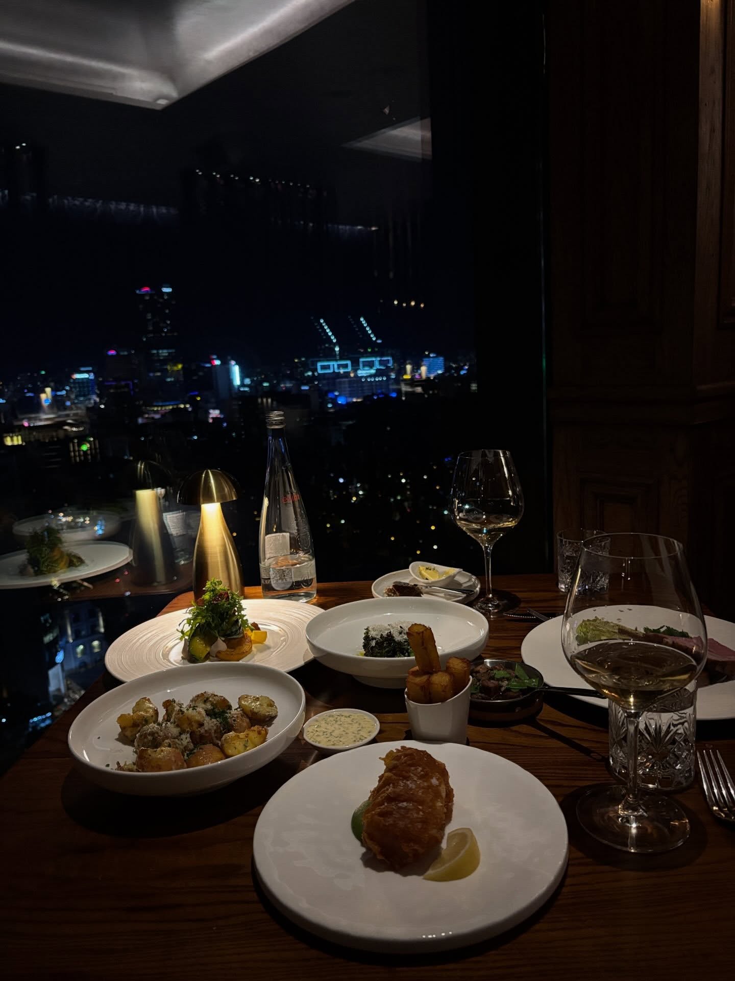 Ảnh ăn omakase, đi Park Hyatt Saigon, ngồi máy bay khoang thương gia được rao bán khắp Threads: Nhiều người chi 10k/tấm để up story 