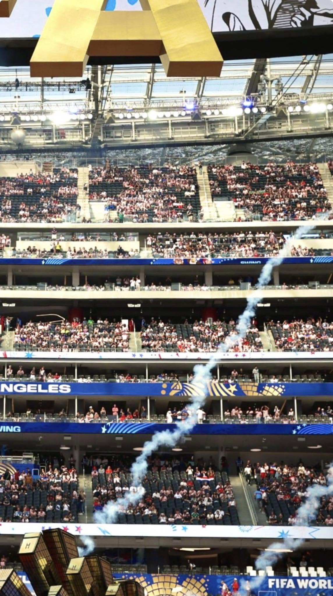 Khán đài trống hoác, Lisa bị ghẻ lạnh tại lễ khai mạc World Cup?- Ảnh 1.