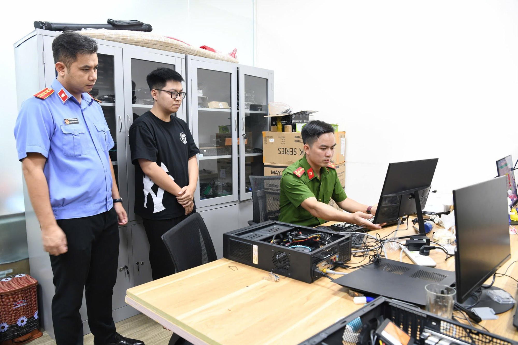 Cận cảnh khám xét khẩn cấp 5 địa điểm trong vụ án xâm phạm bản quyền máy tính đầu tiên ở Việt Nam - Ảnh 8.