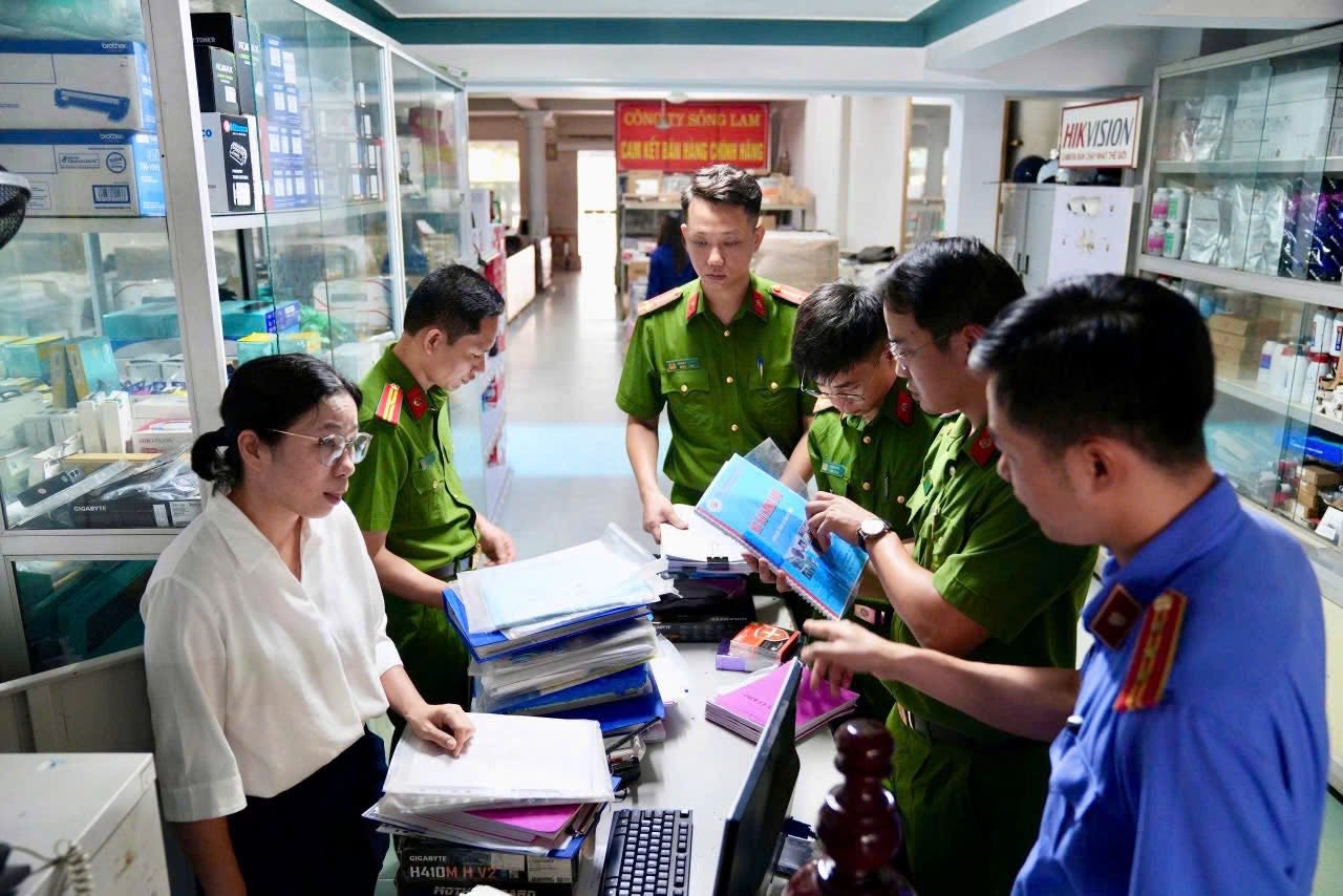 Cận cảnh khám xét khẩn cấp 5 địa điểm trong vụ án xâm phạm bản quyền máy tính đầu tiên ở Việt Nam - Ảnh 3.
