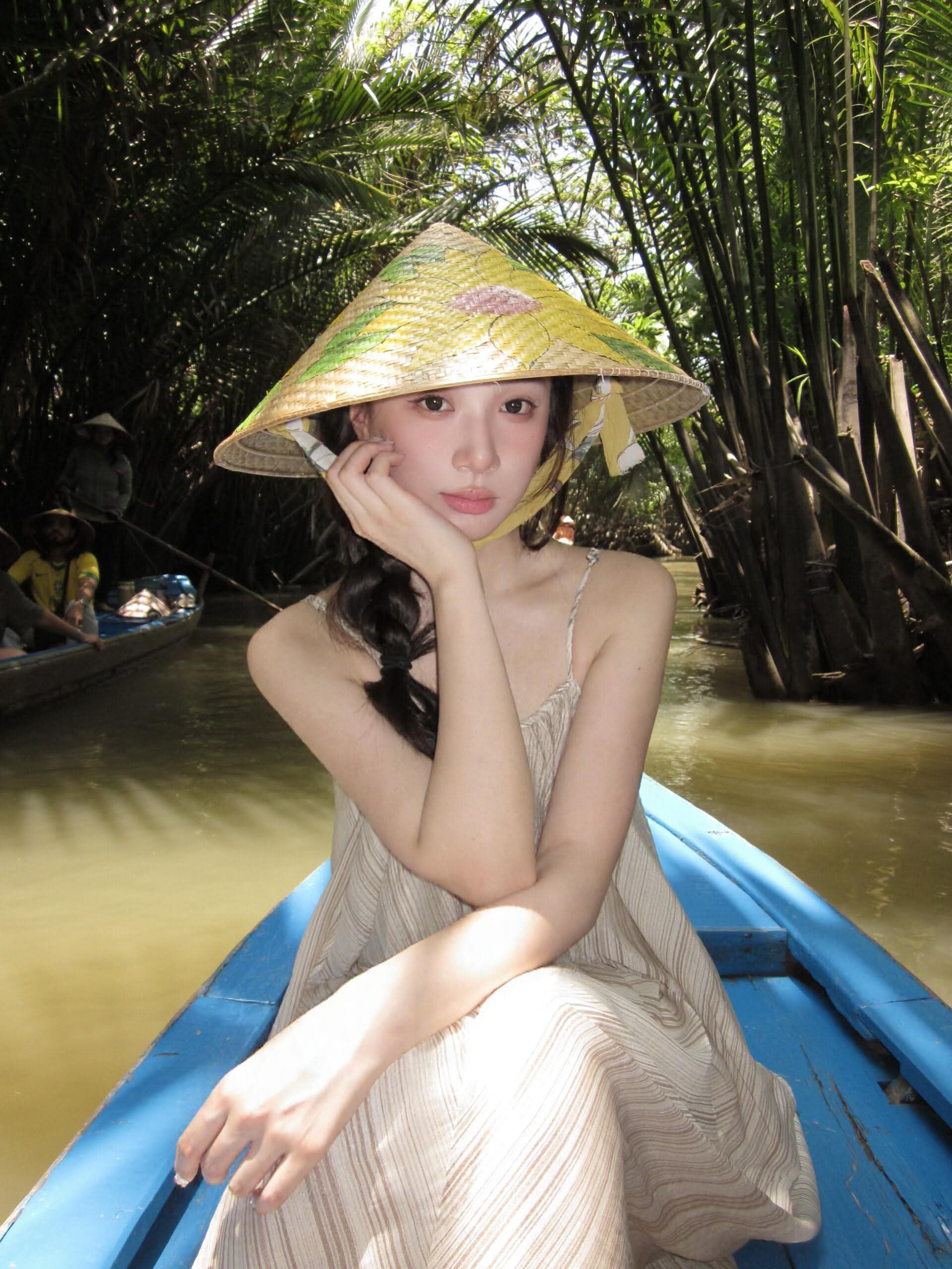 Tỷ tỷ xứ Trung đua nhau mặc sườn xám ghé miền Tây đội nón lá chèo xuồng, làm nên mấy bộ hình "chấn động"- Ảnh 6.