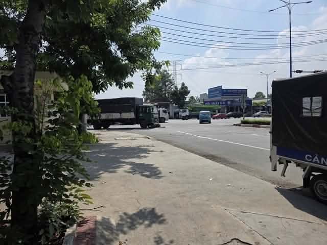 Hiện trường vụ thai phụ bị xe tải cán tử vong ở TP.HCM: Nạn nhân vừa nghỉ làm, chuẩn bị về quê sinh con- Ảnh 2.