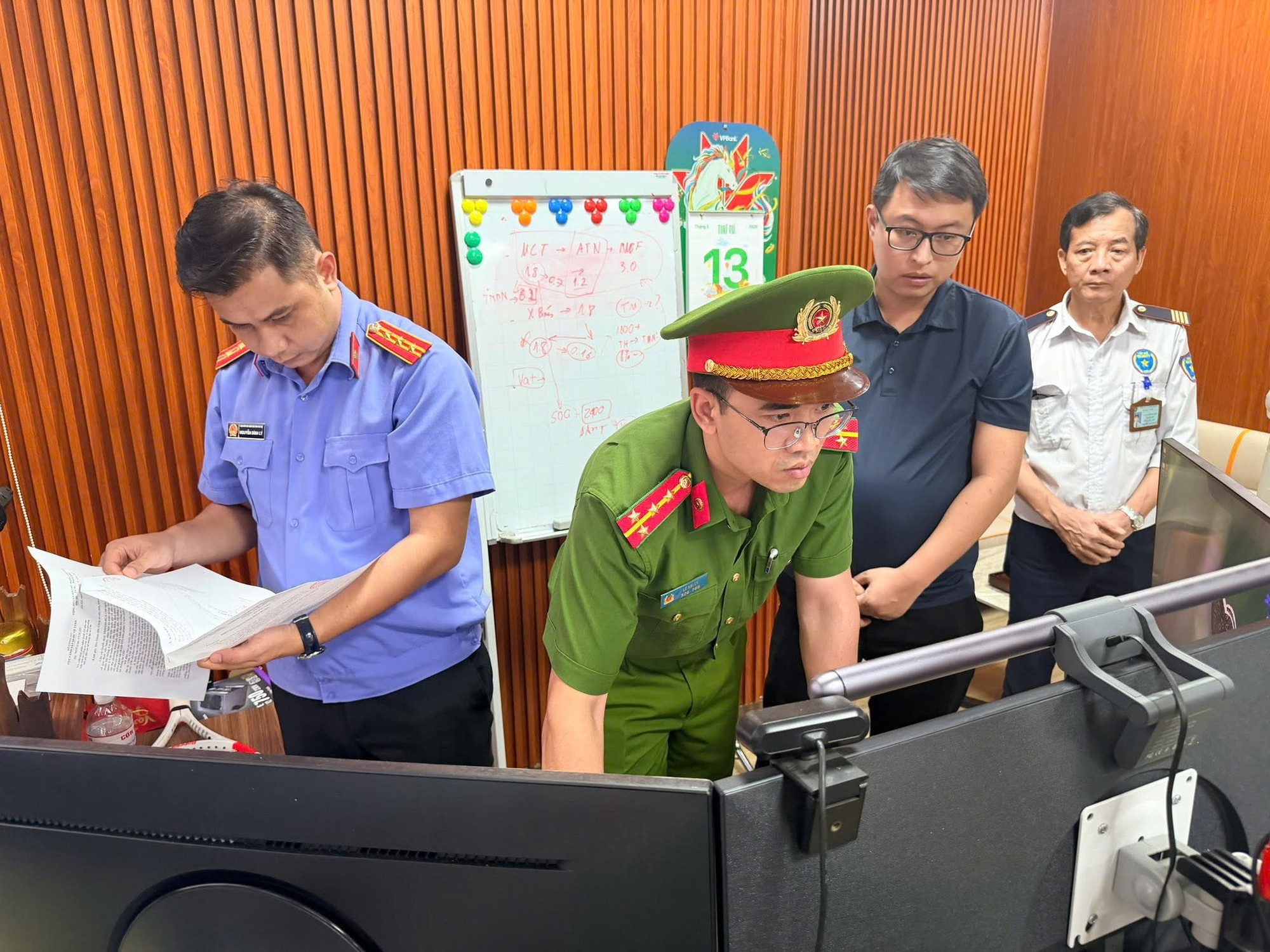 Cận cảnh khám xét khẩn cấp 5 địa điểm trong vụ án xâm phạm bản quyền máy tính đầu tiên ở Việt Nam - Ảnh 15.