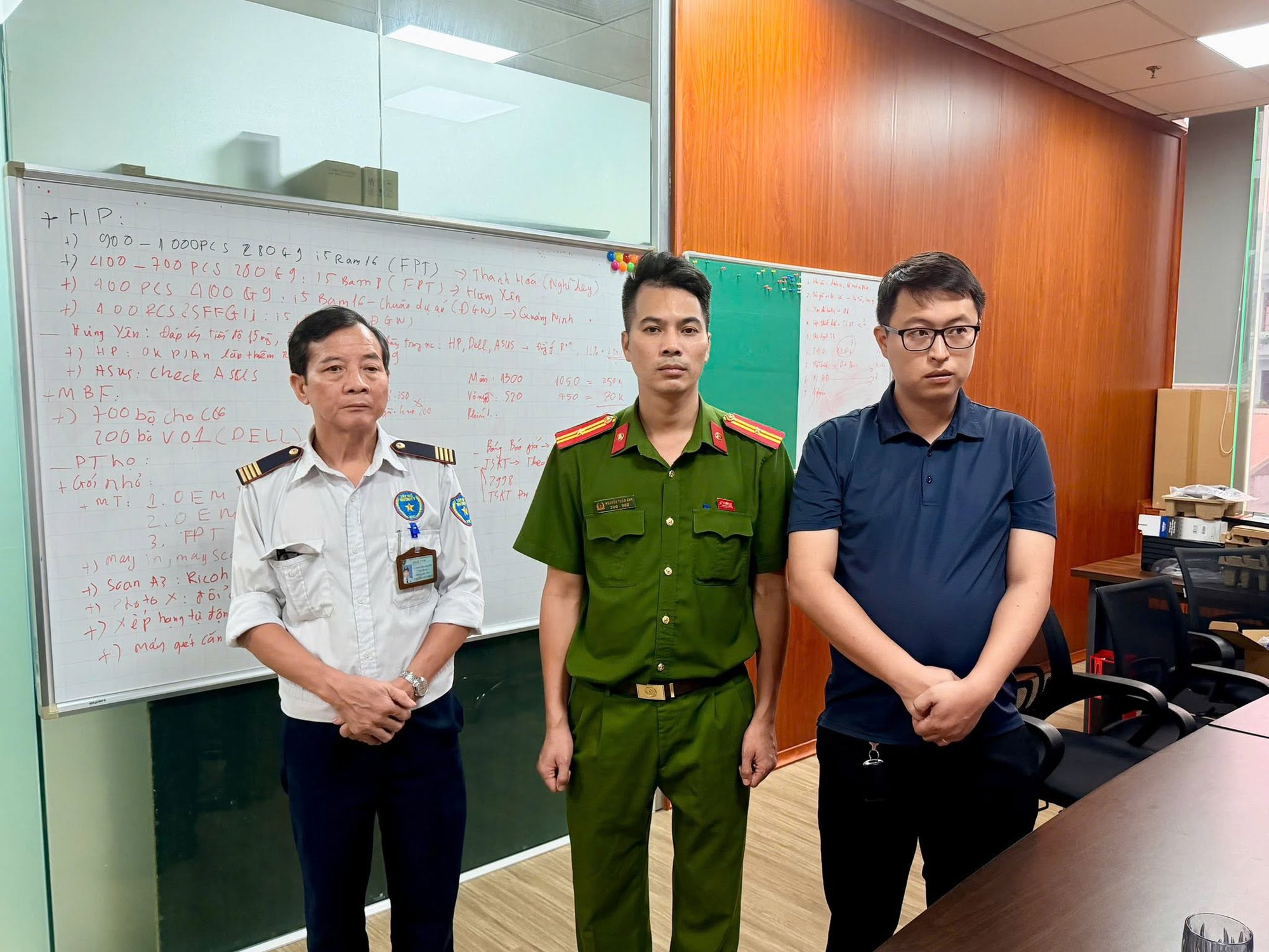 Cận cảnh khám xét khẩn cấp 5 địa điểm trong vụ án xâm phạm bản quyền máy tính đầu tiên ở Việt Nam - Ảnh 12.