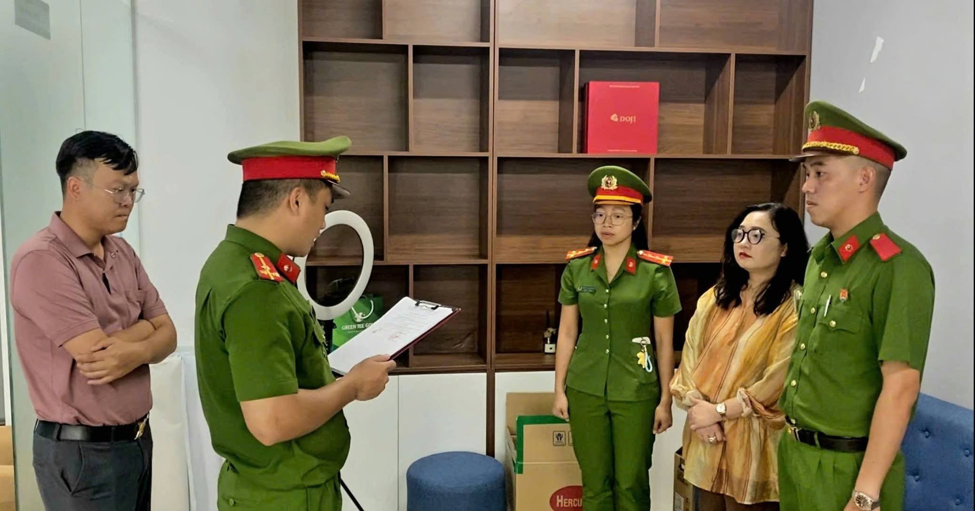 Ra lệnh cấm đi khỏi nơi cư trú đối với nữ tổng giám đốc Lê Thị Oanh SN 1991- Ảnh 1.