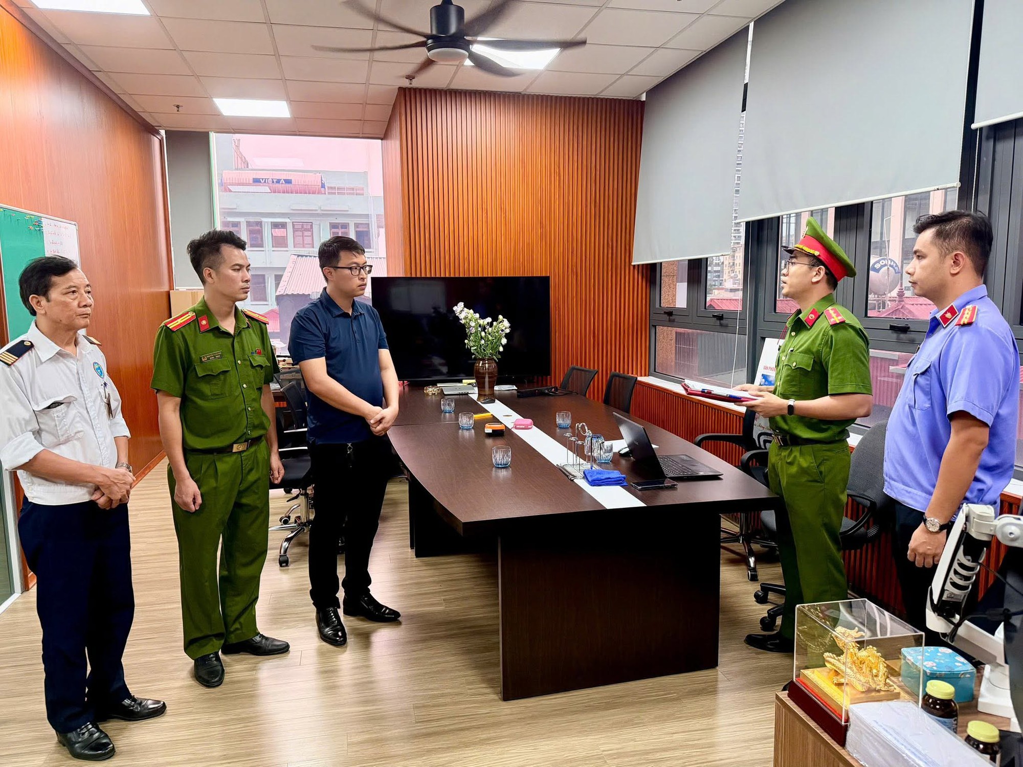 Cận cảnh khám xét khẩn cấp 5 địa điểm trong vụ án xâm phạm bản quyền máy tính đầu tiên ở Việt Nam - Ảnh 13.