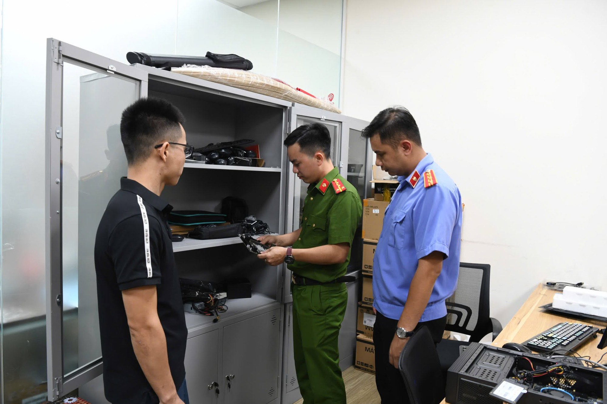 Cận cảnh khám xét khẩn cấp 5 địa điểm trong vụ án xâm phạm bản quyền máy tính đầu tiên ở Việt Nam - Ảnh 9.