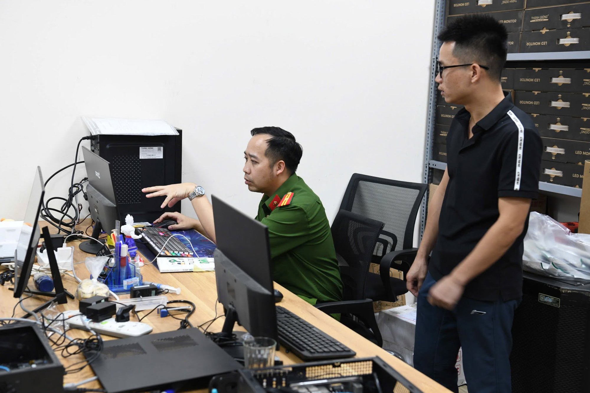 Cận cảnh khám xét khẩn cấp 5 địa điểm trong vụ án xâm phạm bản quyền máy tính đầu tiên ở Việt Nam - Ảnh 5.