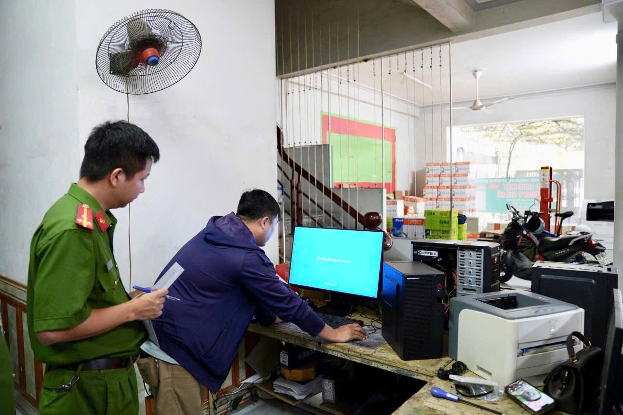 Cận cảnh khám xét khẩn cấp 5 địa điểm trong vụ án xâm phạm bản quyền máy tính đầu tiên ở Việt Nam - Ảnh 14.