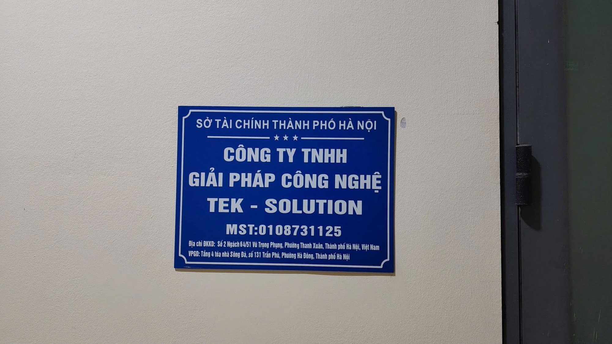 Cận cảnh khám xét khẩn cấp 5 địa điểm trong vụ án xâm phạm bản quyền máy tính đầu tiên ở Việt Nam - Ảnh 11.