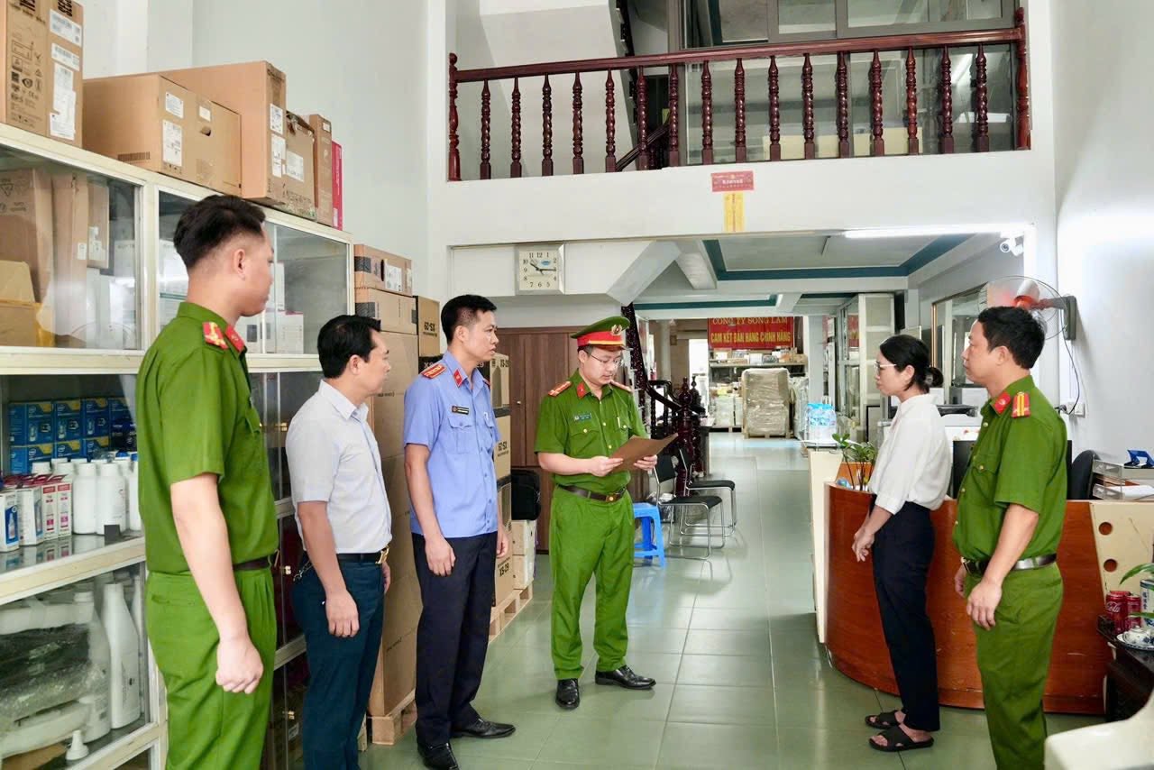 Cận cảnh khám xét khẩn cấp 5 địa điểm trong vụ án xâm phạm bản quyền máy tính đầu tiên ở Việt Nam - Ảnh 2.