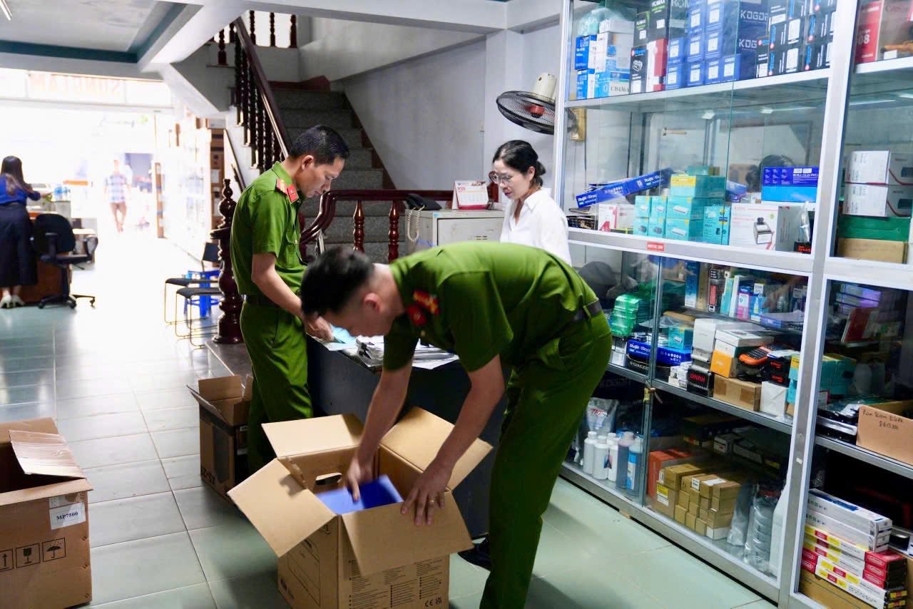 Cận cảnh khám xét khẩn cấp 5 địa điểm trong vụ án xâm phạm bản quyền máy tính đầu tiên ở Việt Nam - Ảnh 4.