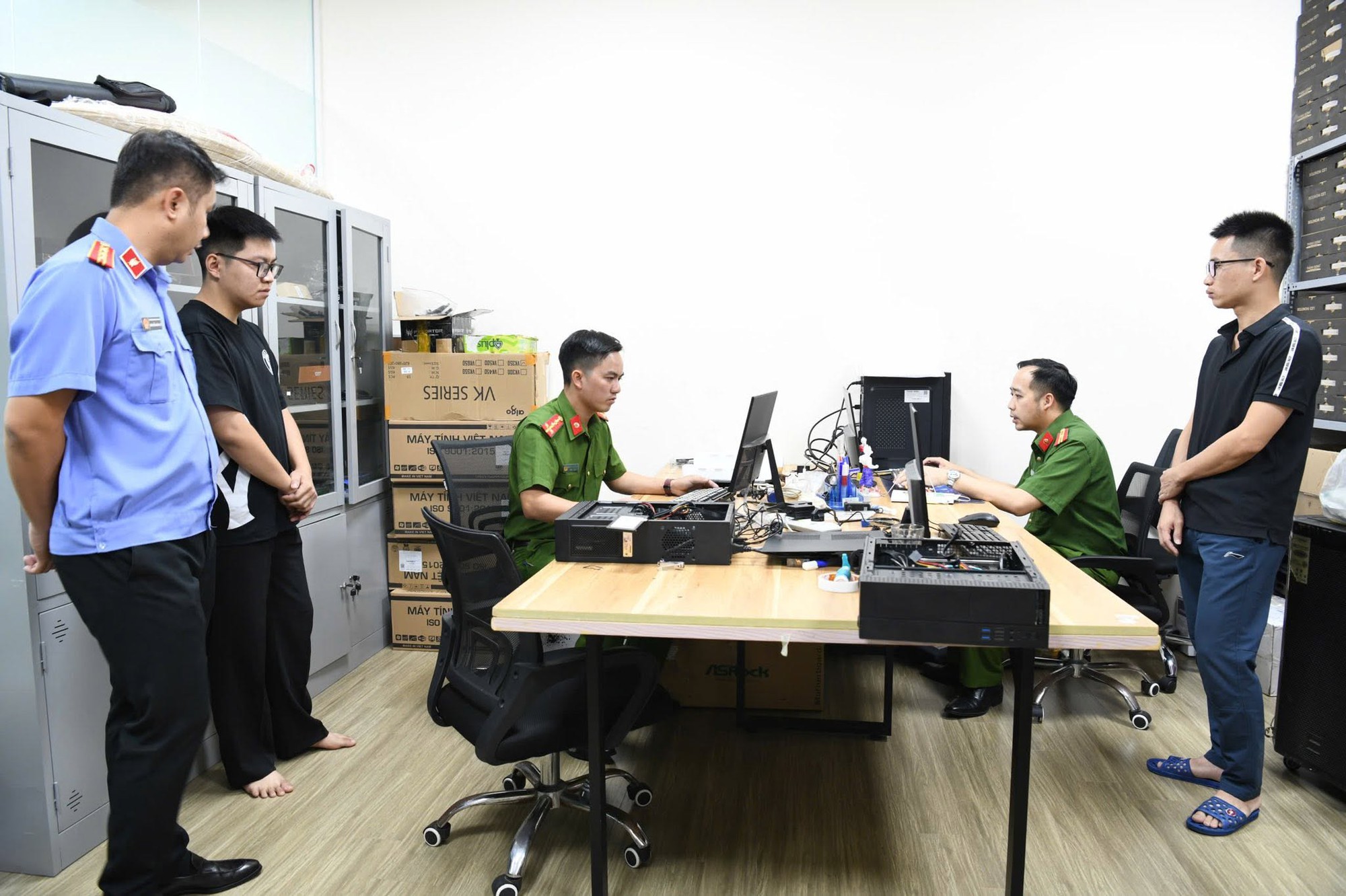Cận cảnh khám xét khẩn cấp 5 địa điểm trong vụ án xâm phạm bản quyền máy tính đầu tiên ở Việt Nam - Ảnh 6.