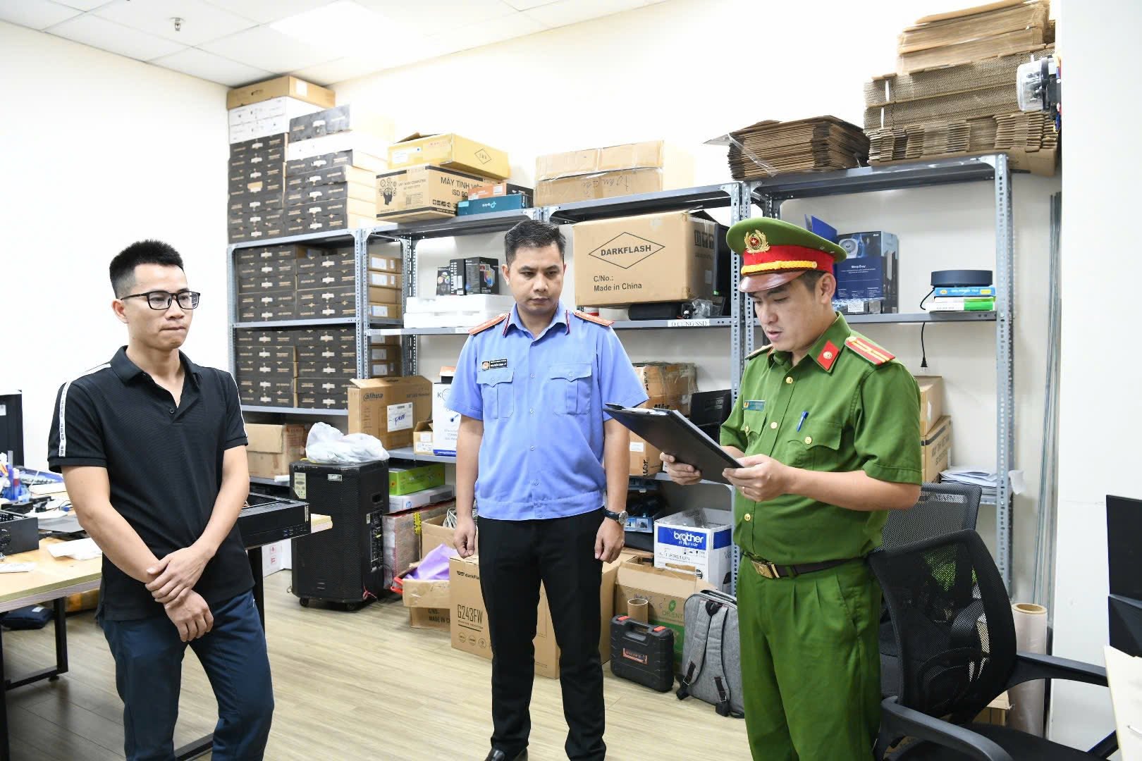 Cận cảnh khám xét khẩn cấp 5 địa điểm trong vụ án xâm phạm bản quyền máy tính đầu tiên ở Việt Nam - Ảnh 10.