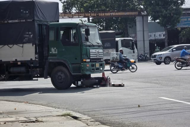 Hiện trường vụ thai phụ bị xe tải cán tử vong ở TP.HCM: Nạn nhân vừa nghỉ làm, chuẩn bị về quê sinh con- Ảnh 1.