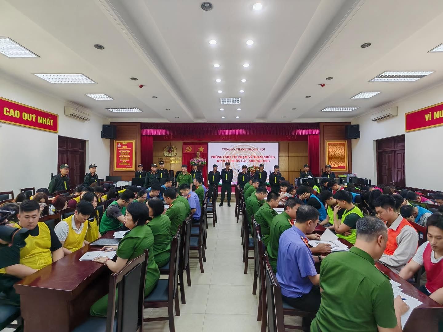 Cận cảnh những tập hợp đồng mua bán kỳ nghỉ khiến 493 người mất hơn 181 tỷ đồng- Ảnh 1.