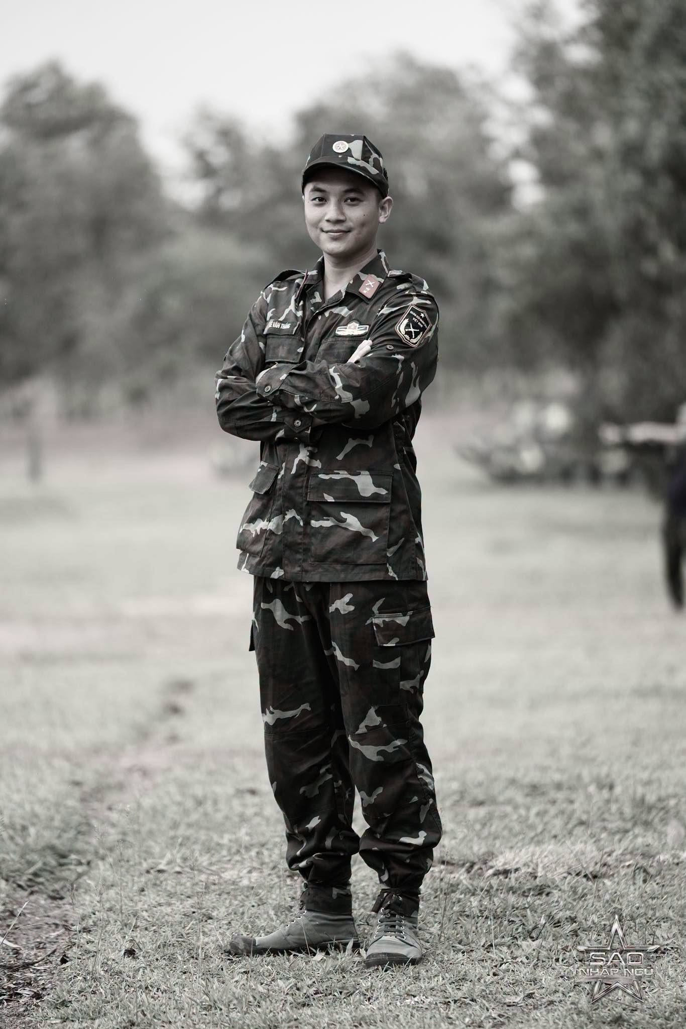 Mẹ Thượng úy Lê Văn Thắng khoác quân phục, đeo ba lô con trai trong lễ đưa tang ở Nghệ An - Ảnh 1.