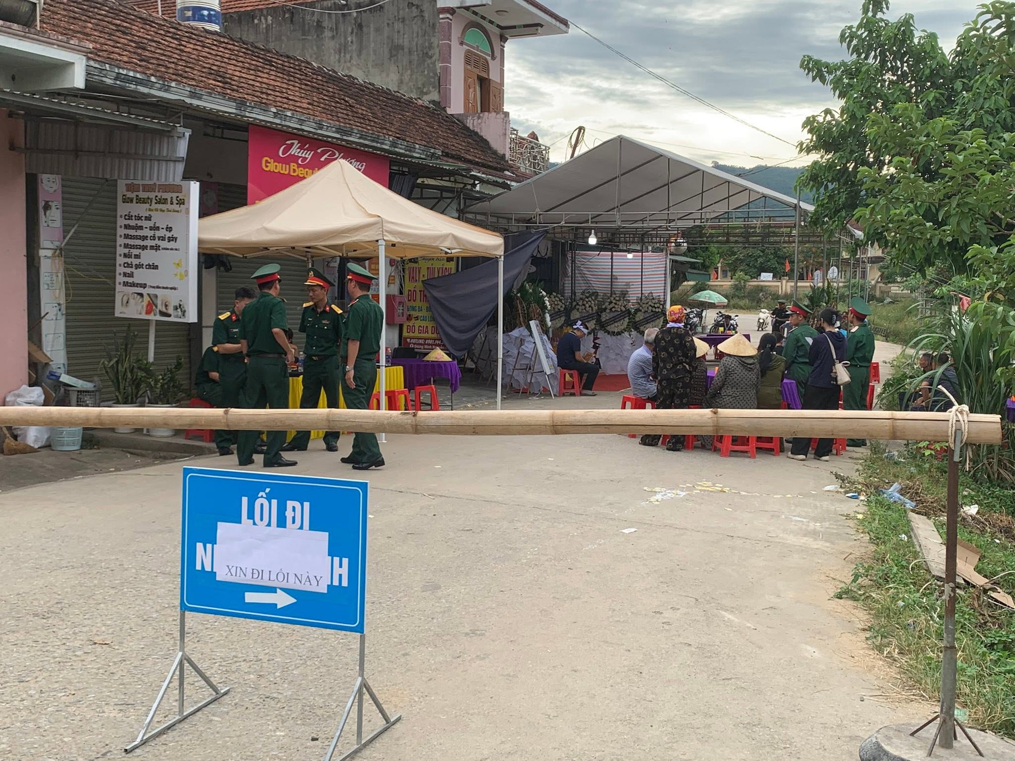 Người thân khóc nghẹn trong tang lễ Thượng úy Lê Văn Thắng (Sao Nhập Ngũ) tại Nghệ An- Ảnh 5. Người thân khóc nghẹn trong tang lễ Thượng úy Lê Văn Thắng (Sao Nhập Ngũ) tại Nghệ An- Ảnh 5.