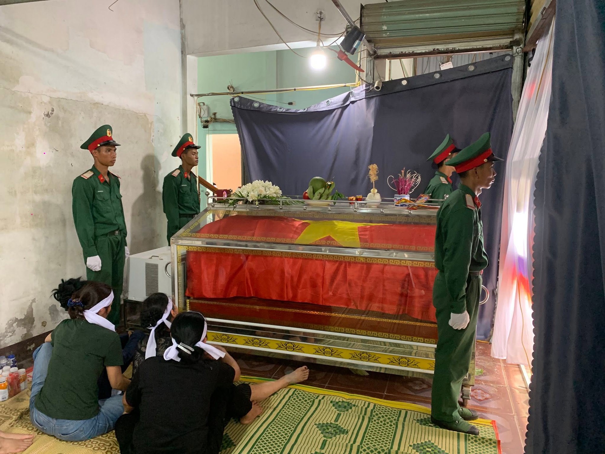 Người thân khóc nghẹn trong tang lễ Thượng úy Lê Văn Thắng (Sao Nhập Ngũ) tại Nghệ An- Ảnh 2. Người thân khóc nghẹn trong tang lễ Thượng úy Lê Văn Thắng (Sao Nhập Ngũ) tại Nghệ An- Ảnh 2.