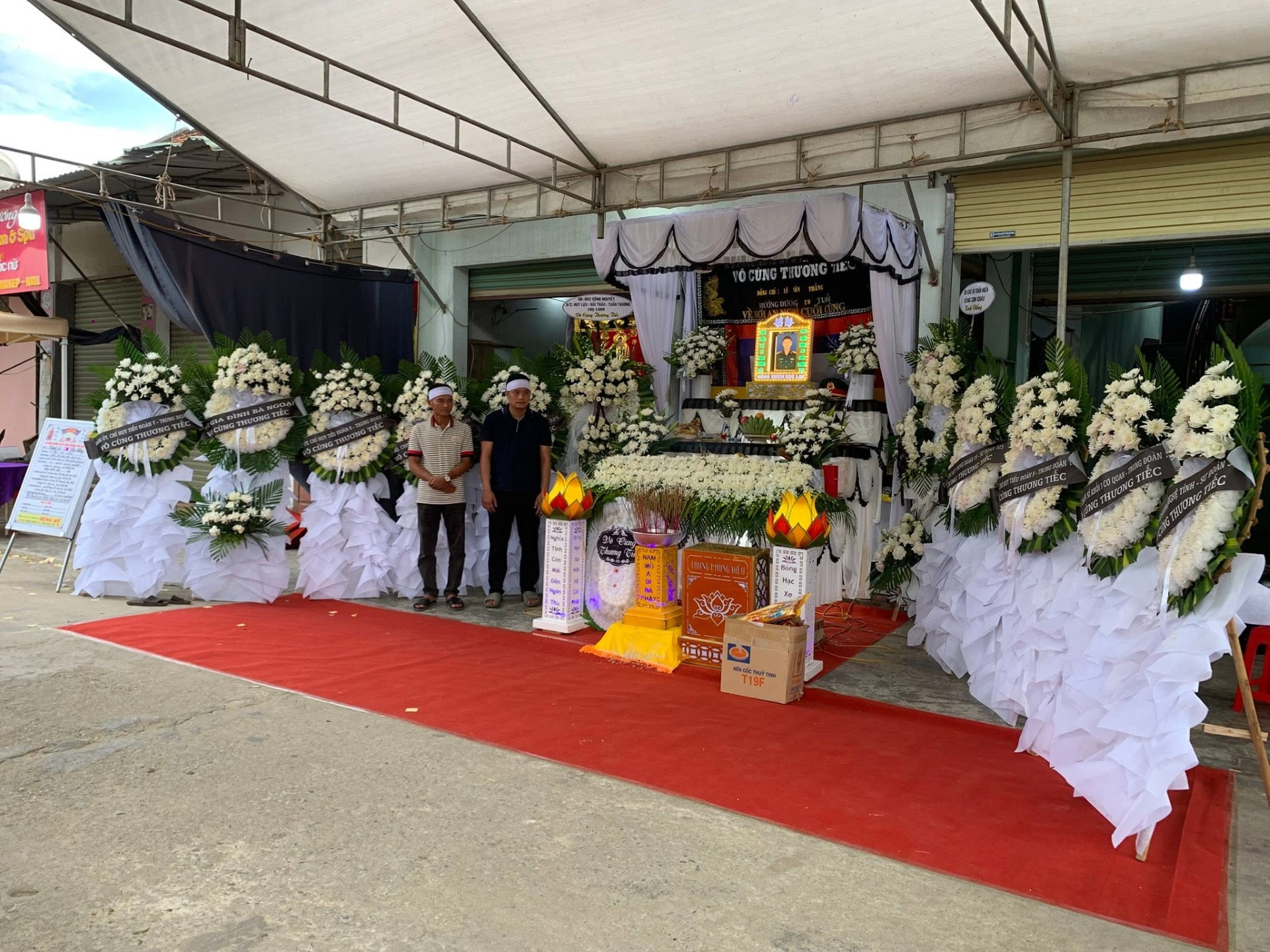 Mẹ Thượng úy Lê Văn Thắng khoác quân phục, đeo ba lô con trai trong lễ đưa tang ở Nghệ An - Ảnh 2.